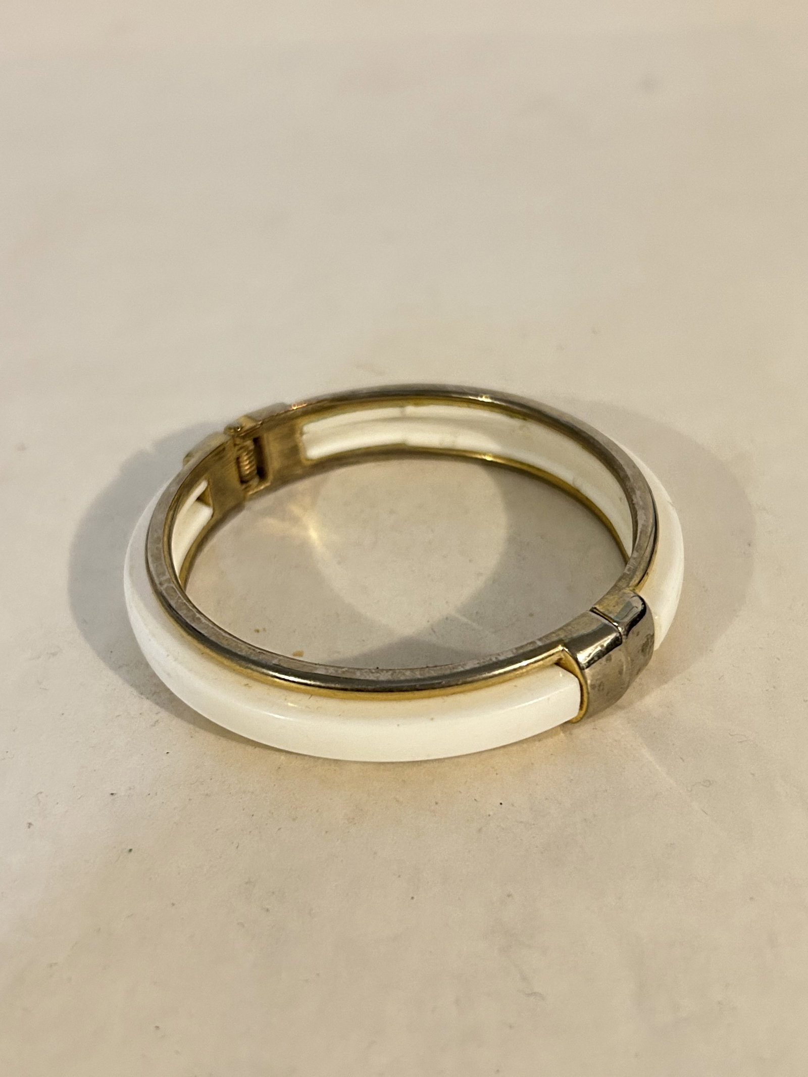 Vintage white enamel Bracelet: Vintage white enamel Bracelet Please view all photos as they are part of the description and condition of this Item, Feel free to contact me with questions or picture requests! Used Item AS IS