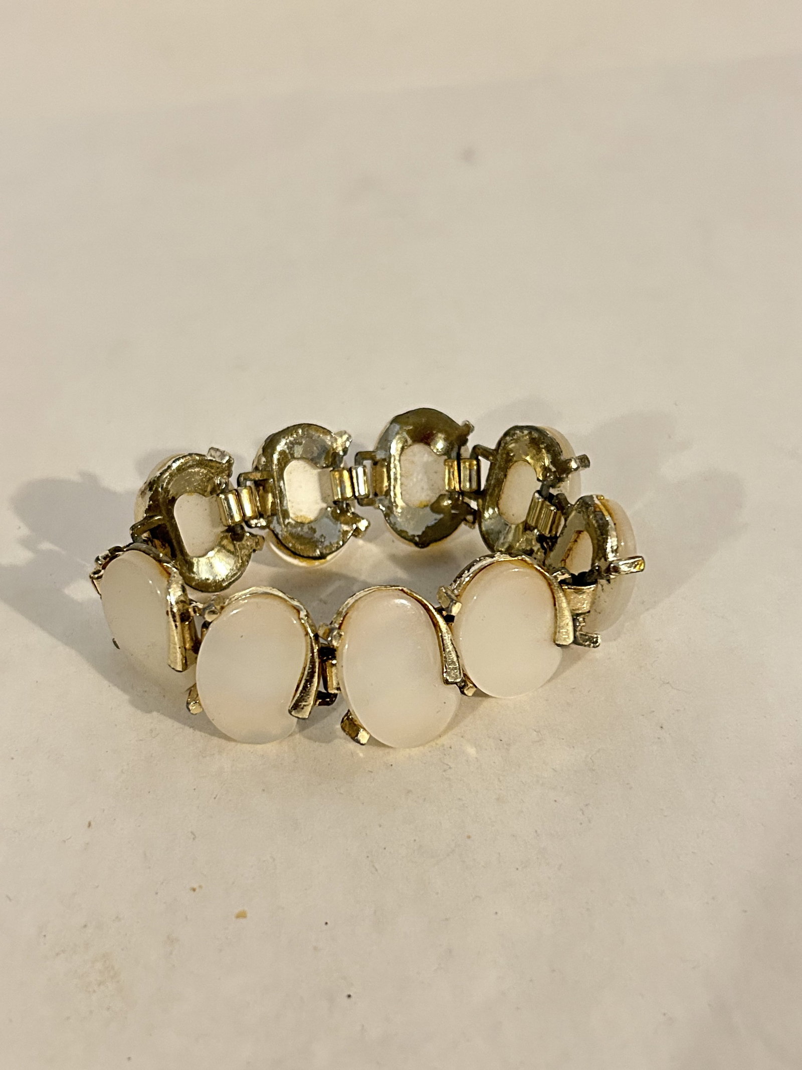 Vintage LERU Gold Tone Opalescent White Moonglow Lucite Bracelet 7": Vintage LERU Gold Tone Opalescent White Moonglow Lucite Bracelet 7" Please view all photos as they are part of the description and condition of this Item, Feel free to contact me with questions or pic