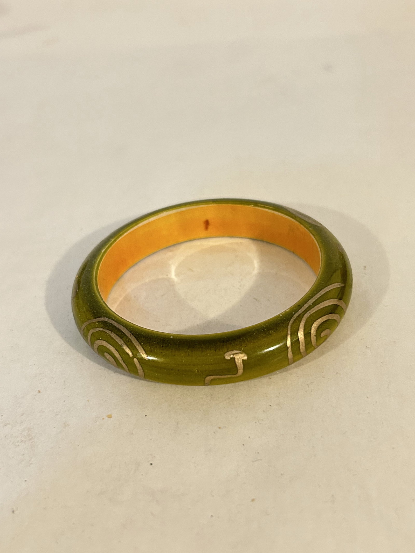 Vintage green Bracelet 7": Vintage green Bracelet 7" Please view all photos as they are part of the description and condition of this Item, Feel free to contact me with questions or picture requests! Used Item AS IS
