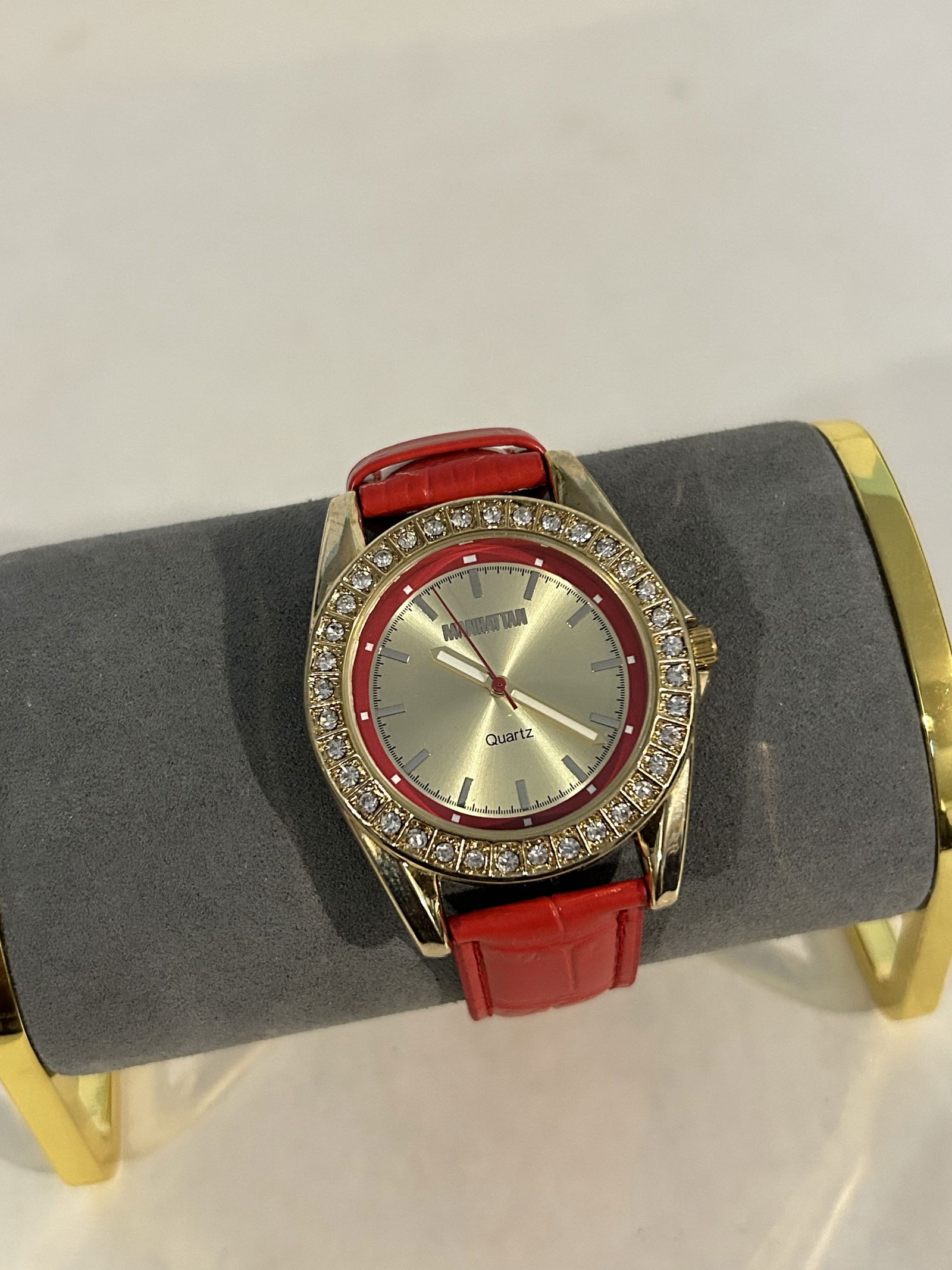 Vintage Manhattan working red Watch by croton: Vintage Manhattan working red Watch by croton Please view all photos as they are part of the description and condition of this Item, Feel free to contact me with questions or picture requests! Used It