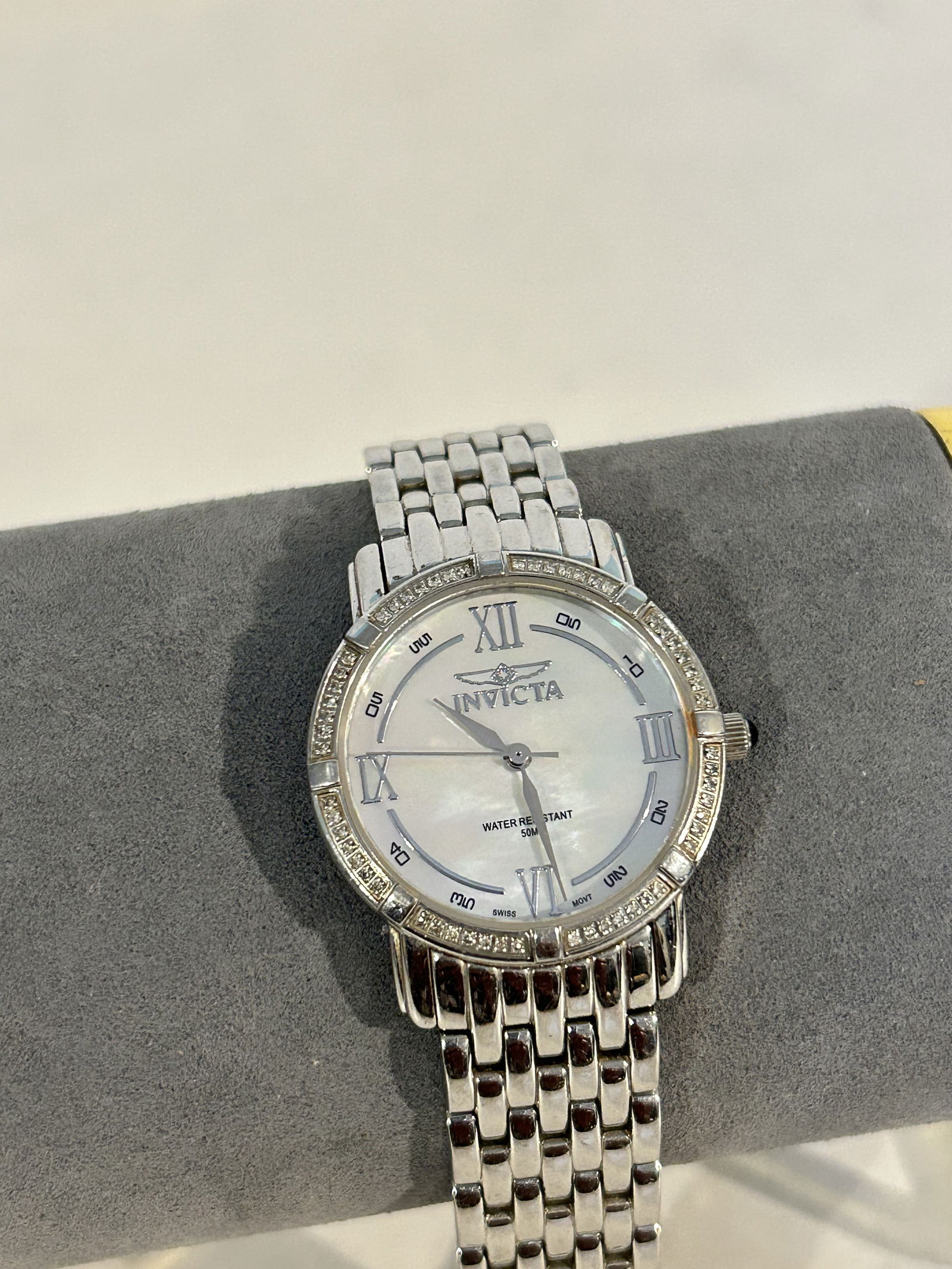 Vintage Invicta mother of pearl working Watch 3921: Vintage Invicta mother of pearl working Watch 3921 Please view all photos as they are part of the description and condition of this Item, Feel free to contact me with questions or picture requests! Us