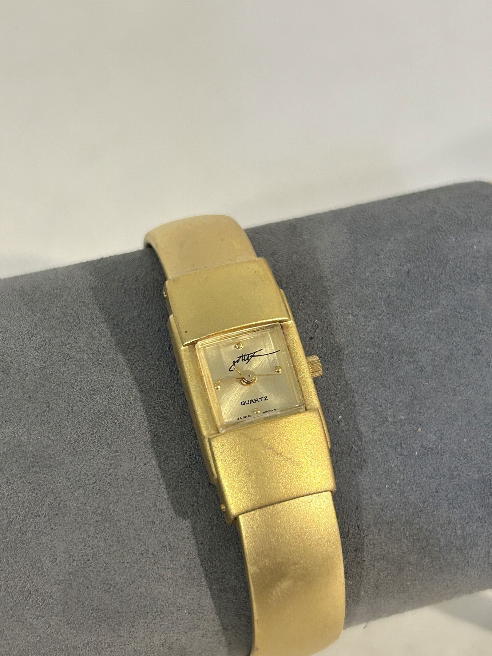 Vintage Gottex quartz working gold tone Watch 6" hinged: Vintage Gottex quartz working gold tone Watch 6" hinged Please view all photos as they are part of the description and condition of this Item, Feel free to contact me with questions or picture request