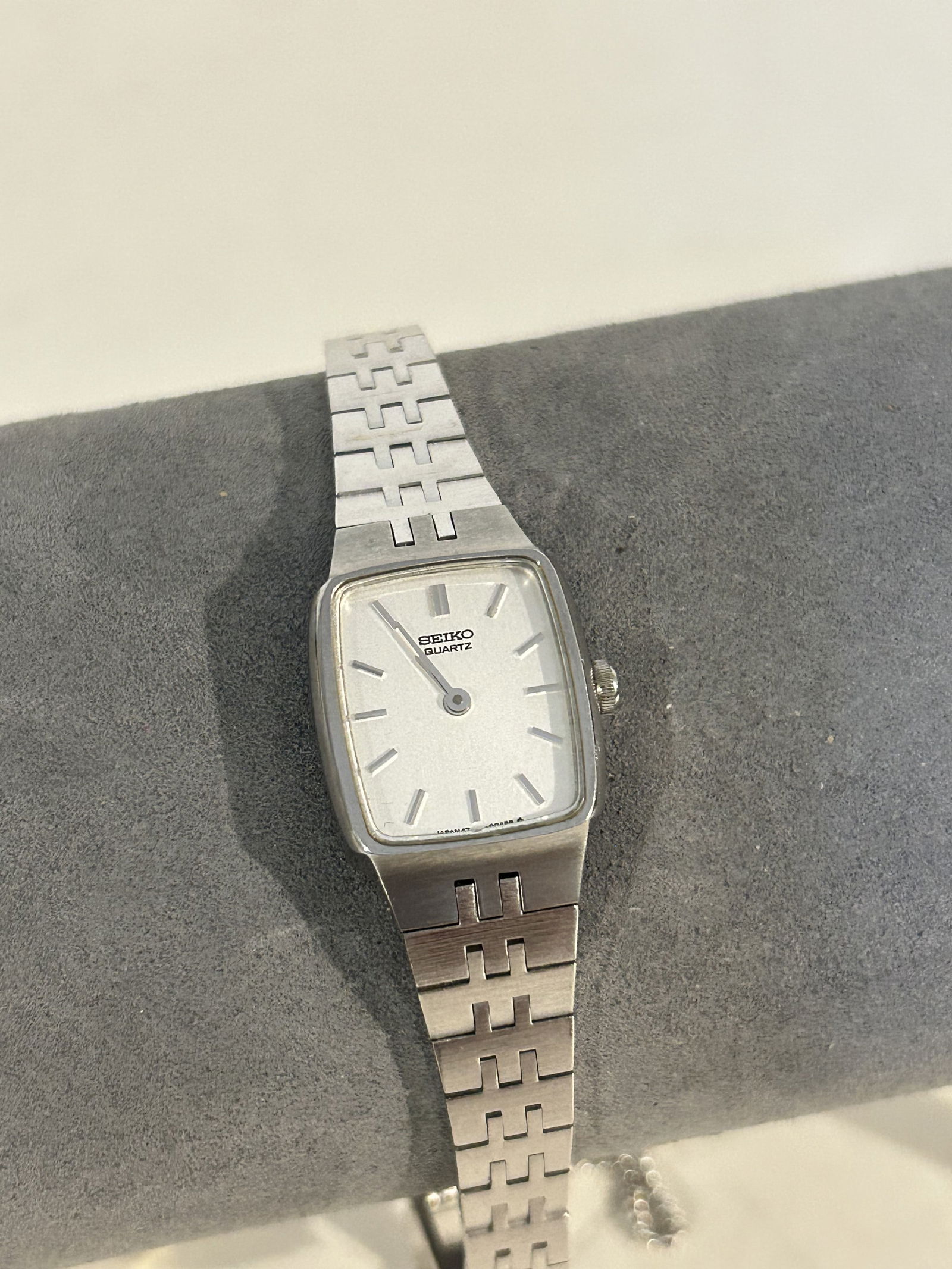 Vintage Seiko quartz working womans Watch 3019: Vintage Seiko quartz working womans Watch 3019 Please view all photos as they are part of the description and condition of this Item, Feel free to contact me with questions or picture requests! Used I