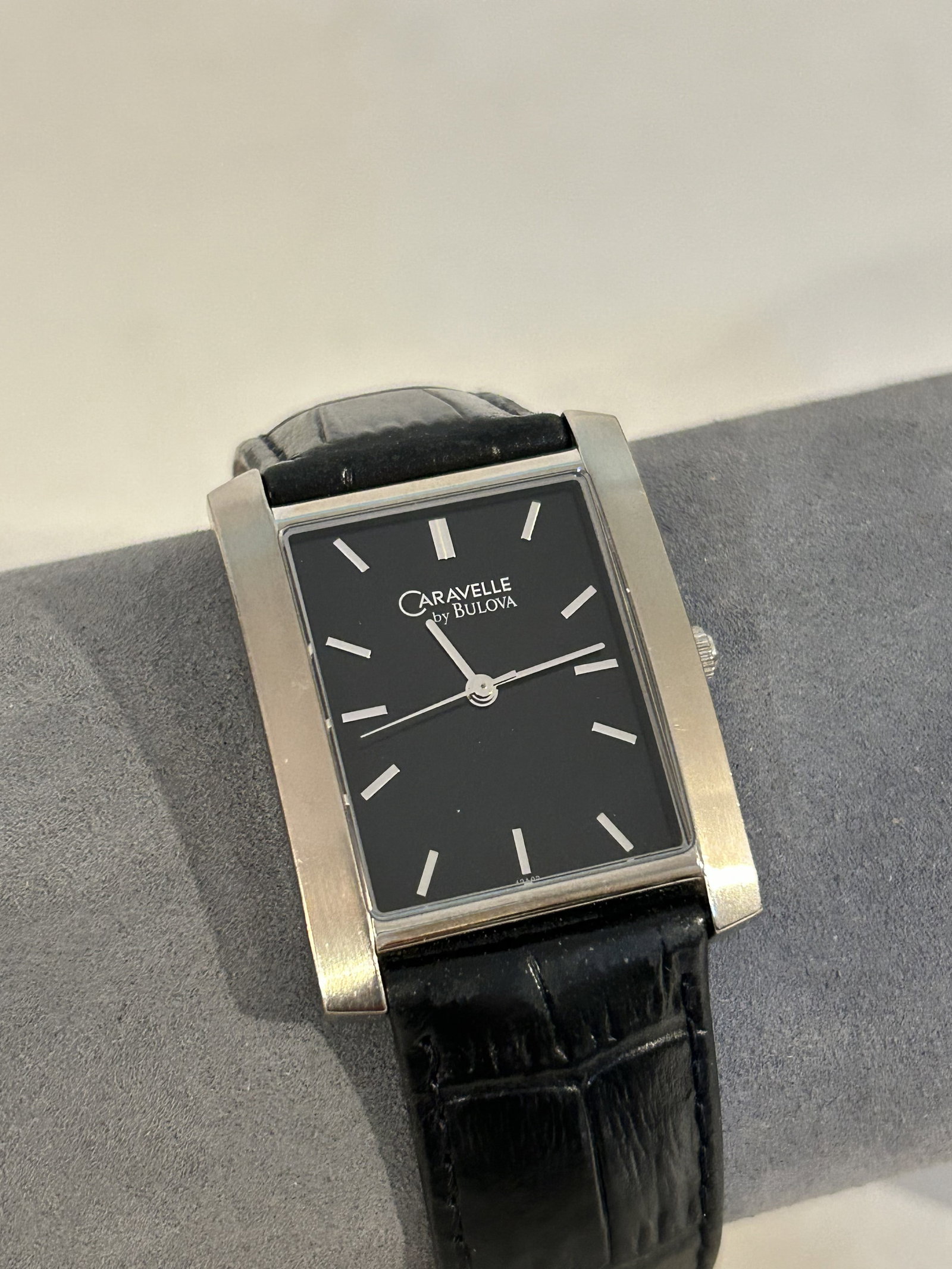 Vintage Caravelle by Bulova working Watch C835005: Vintage Caravelle by Bulova working Watch C835005 Please view all photos as they are part of the description and condition of this Item, Feel free to contact me with questions or picture requests! Use