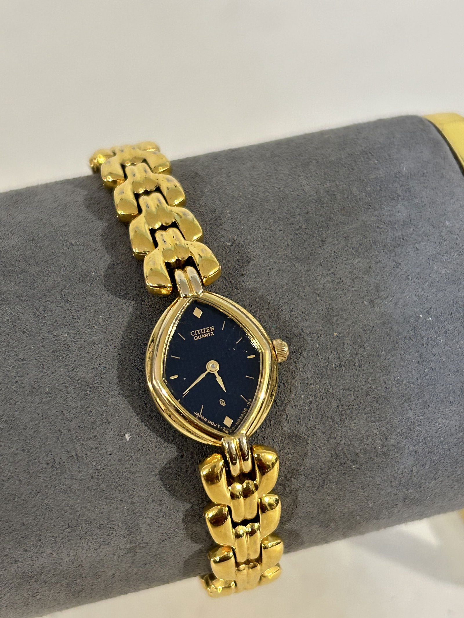 Vintage Citizen Quartz working Watch 3220: Vintage Citizen Quartz working Watch 3220 Please view all photos as they are part of the description and condition of this Item, Feel free to contact me with questions or picture requests! Used Item A