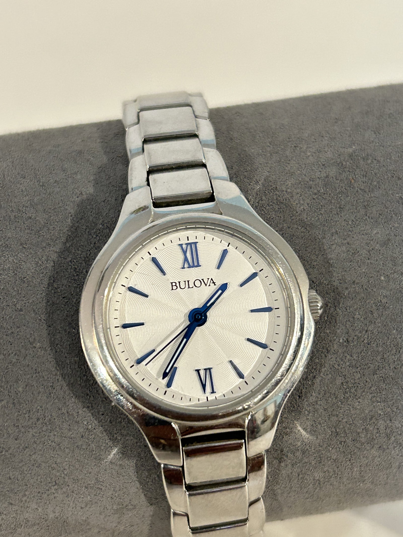 Vintage Bulova Quartz working Watch 96L215 blue hands: Vintage Bulova Quartz working Watch 96L215 blue hands Please view all photos as they are part of the description and condition of this Item, Feel free to contact me with questions or picture requests!