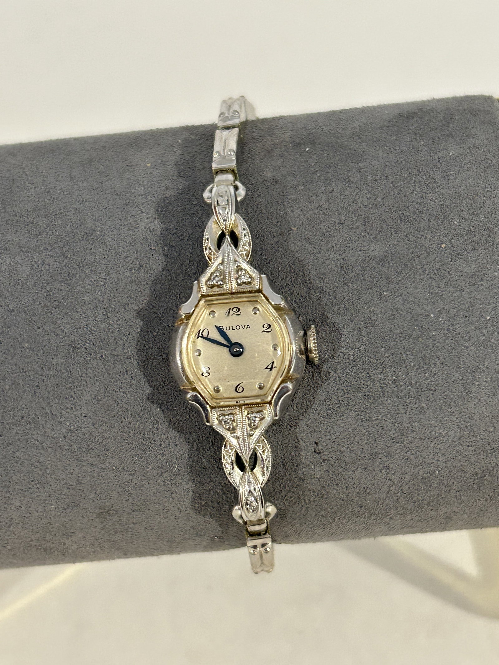 Vintage Bulova working 10K rolled gold mech Watch: Vintage Bulova working 10K rolled gold mech Watch Please view all photos as they are part of the description and condition of this Item, Feel free to contact me with questions or picture requests! Use