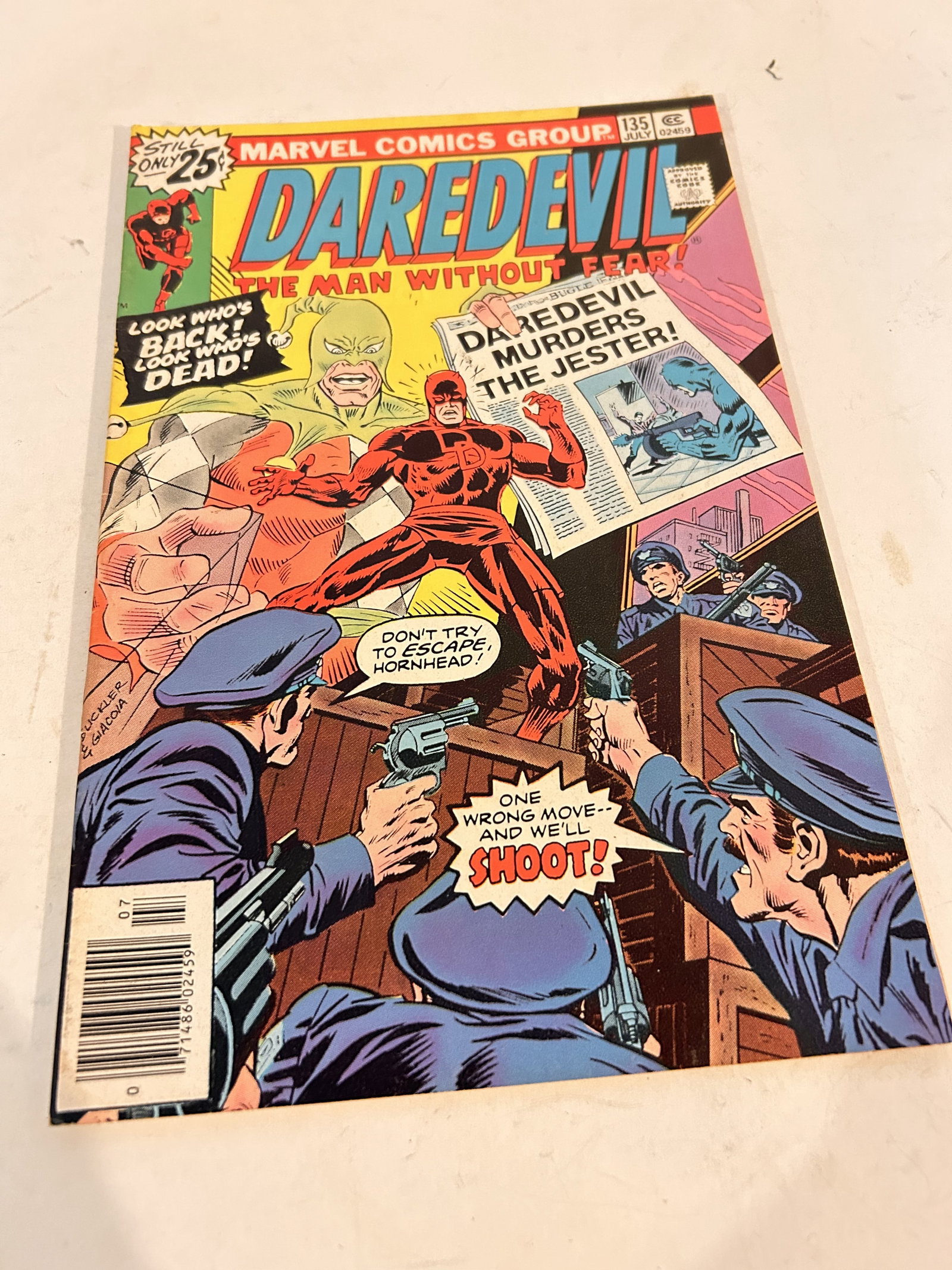Daredevil #135 - Marvel 1976 – The Jester’s Back: Daredevil #135 - Marvel 1976 – The Jester’s Back Please view all photos as they are part of the description and condition of this Item, Feel free to contact me with questions or picture requests! 