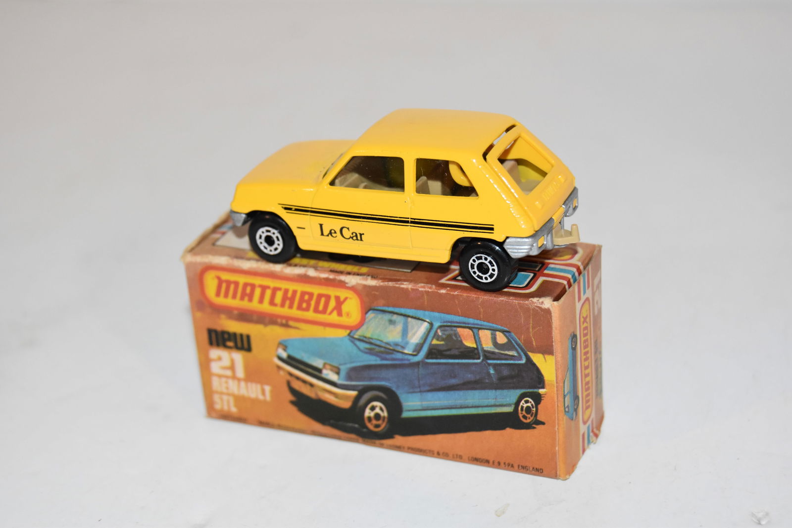 Vintage Match Box Car with box RENAULT 5TL #21 (1 of 3)