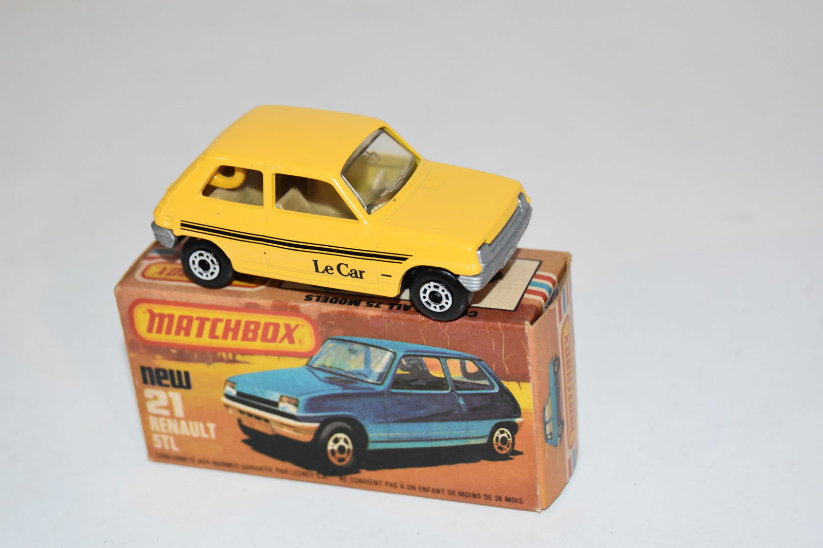 Vintage Match Box Car with box RENAULT 5TL #21 (1 of 4)