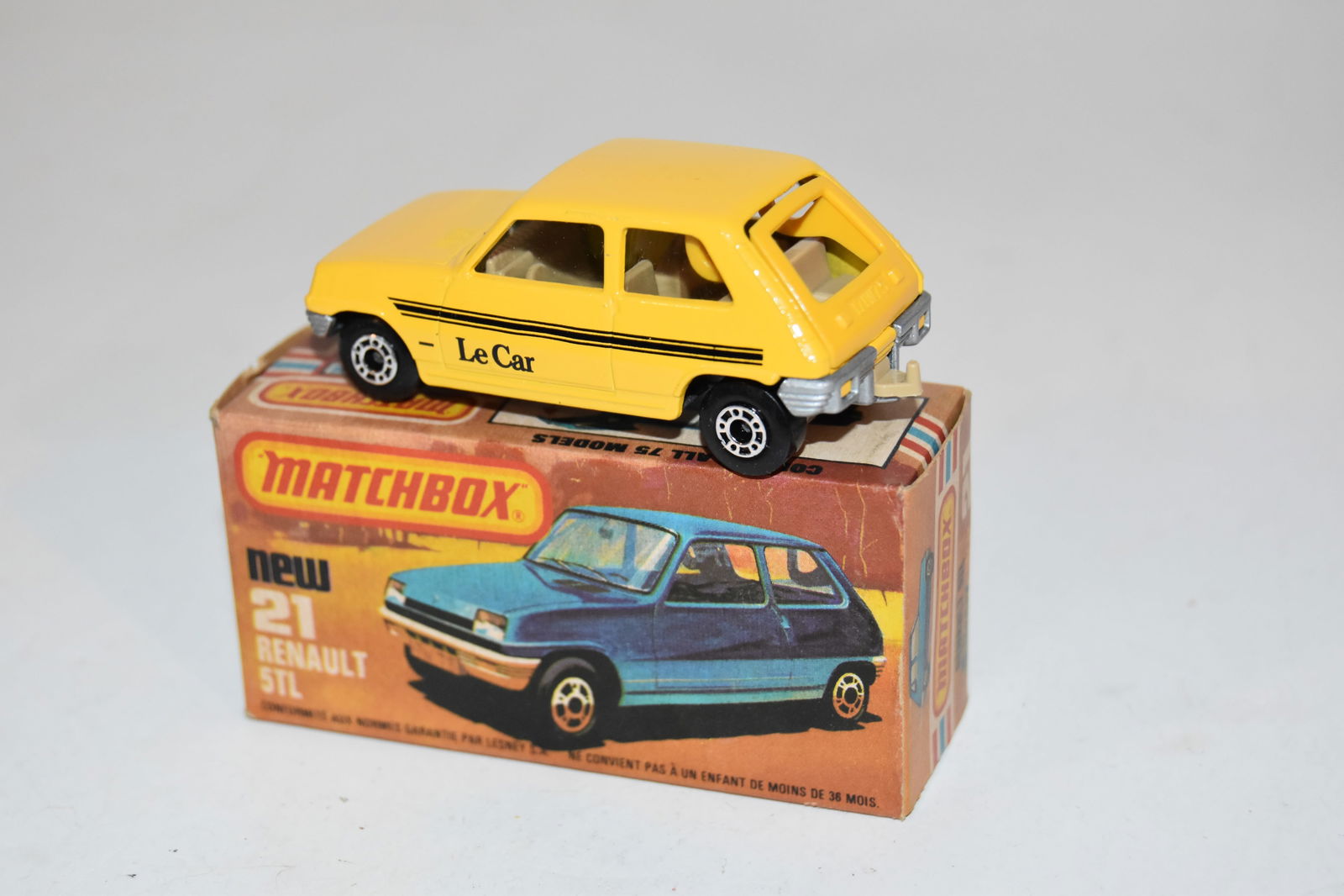 Vintage Match Box Car with box RENAULT 5TL #21 (1 of 4)