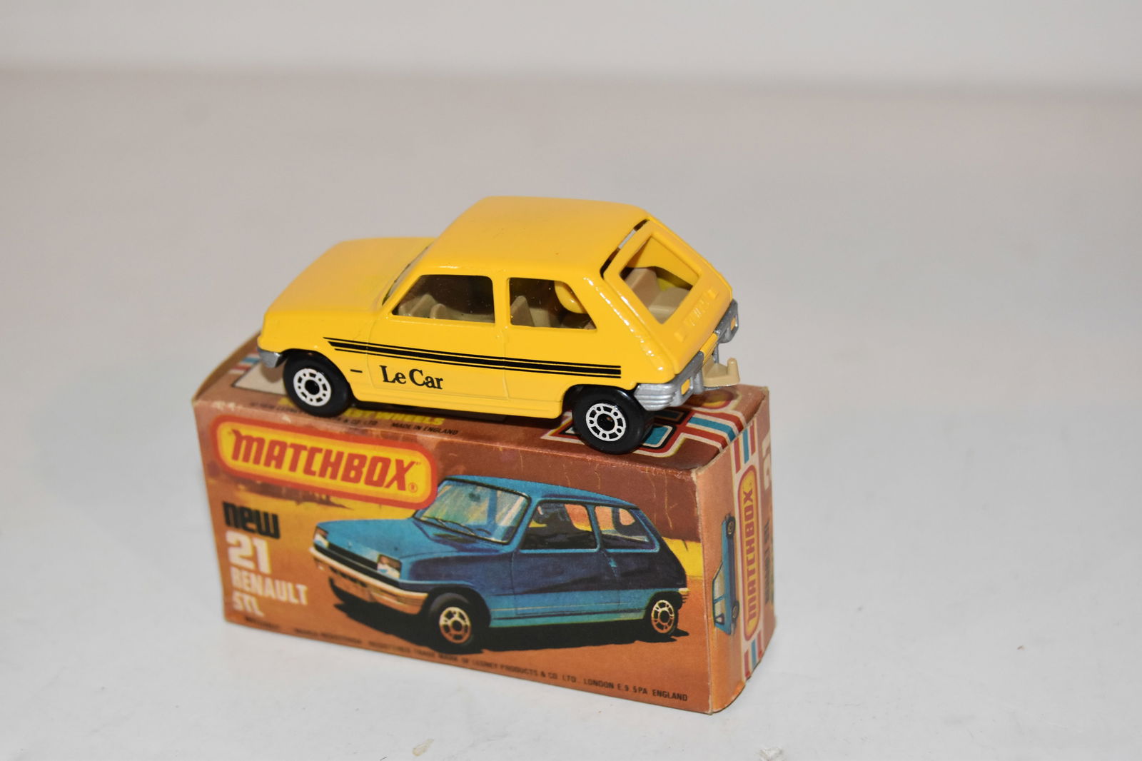 Vintage Match Box Car with box RENAULT 5TL #21 (1 of 4)