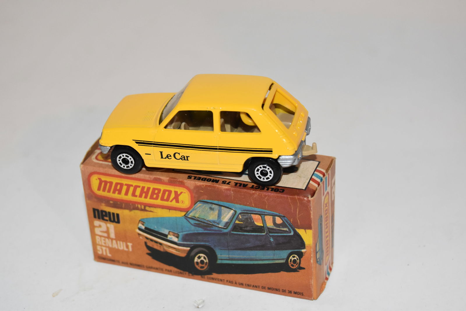 Vintage Match Box Car with box RENAULT 5TL #21 (1 of 4)