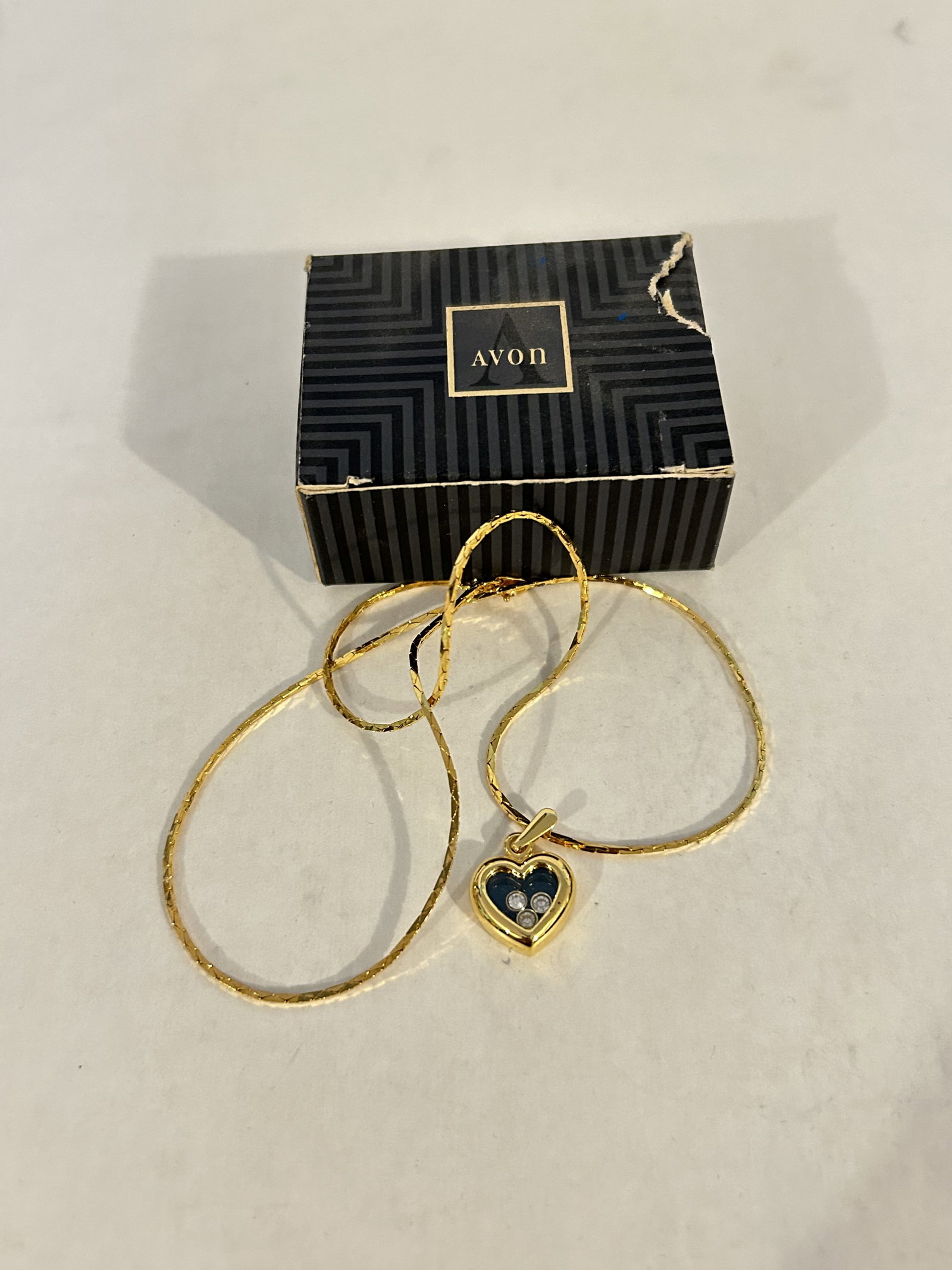 Vintage Avon necklace: Vintage Avon necklace Please view all photos as they are part of the description and condition of this Item, Feel free to contact me with questions or picture requests! Used Item AS IS