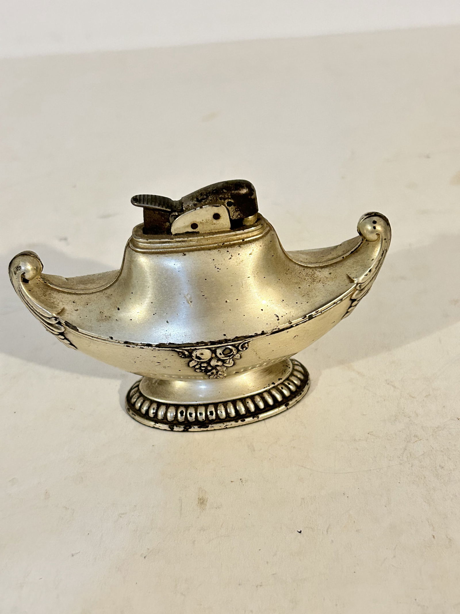 Vintage Evans Jeannie Lighter (1 of 4)