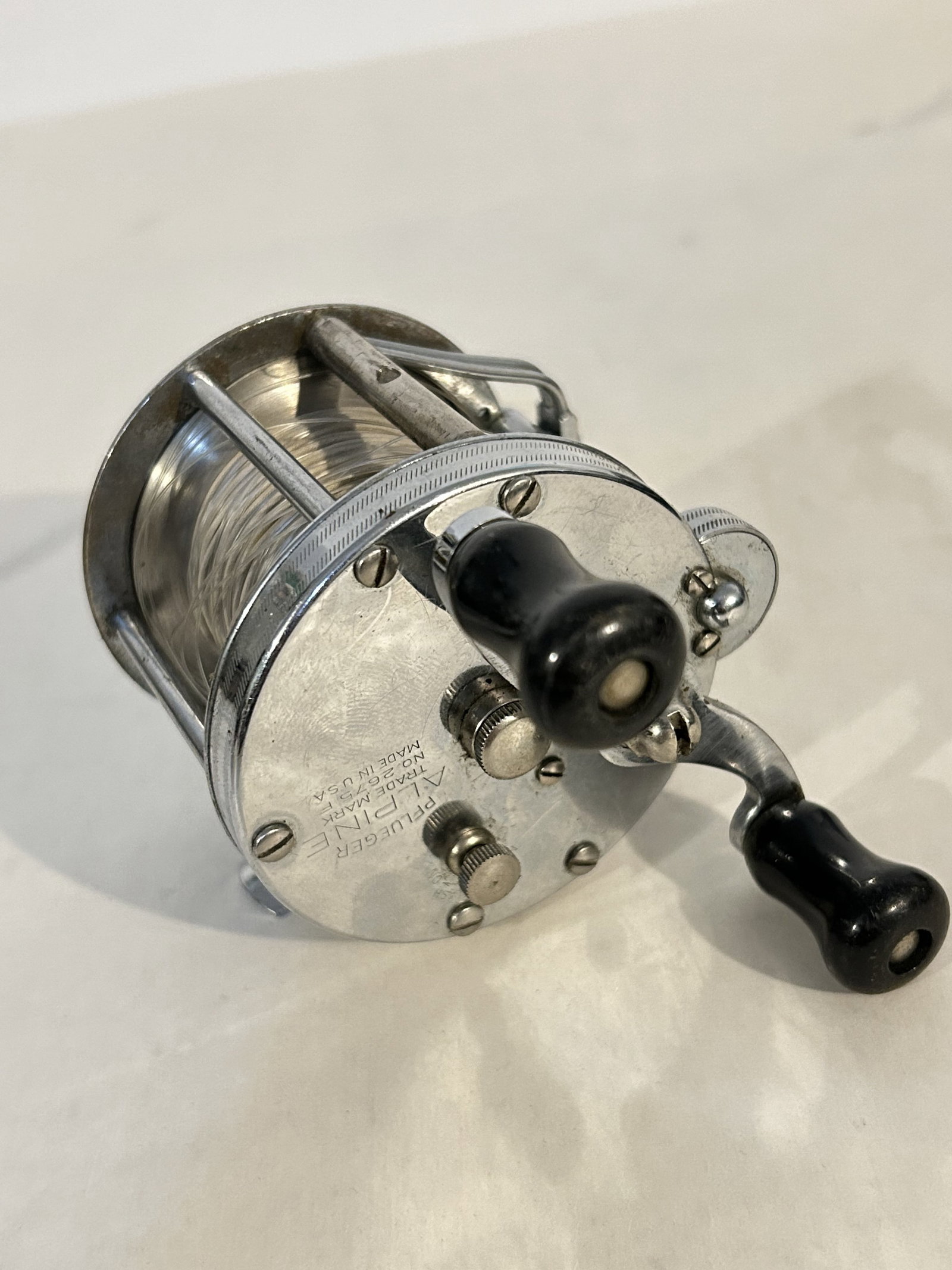 Vintage PFLUEGER Apine Fishing Reel 2675 F: Vintage PFLUEGER Apine Fishing Reel 2675 F Please view all photos as they are part of the description and condition of this Item, Feel free to contact me with questions or picture requests! Used Item 