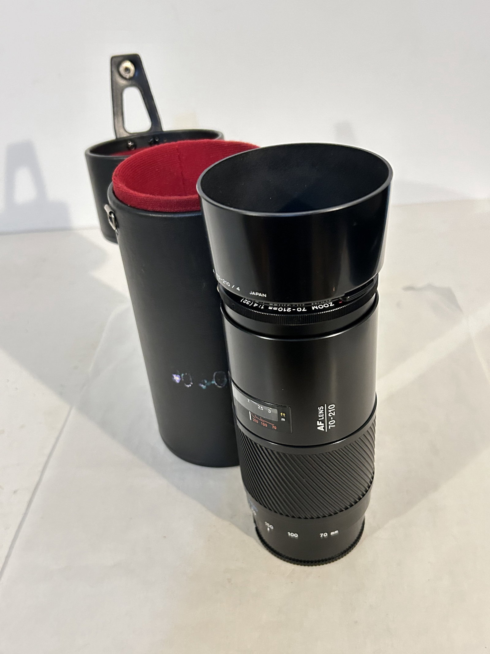 Minolta Maxxum AF 70-210mm Telephoto Zoom Lens with case: Minolta Maxxum AF 70-210mm Telephoto Zoom Lens with case Please view all photos as they are part of the description and condition of this Item, Feel free to contact me with questions or picture reques