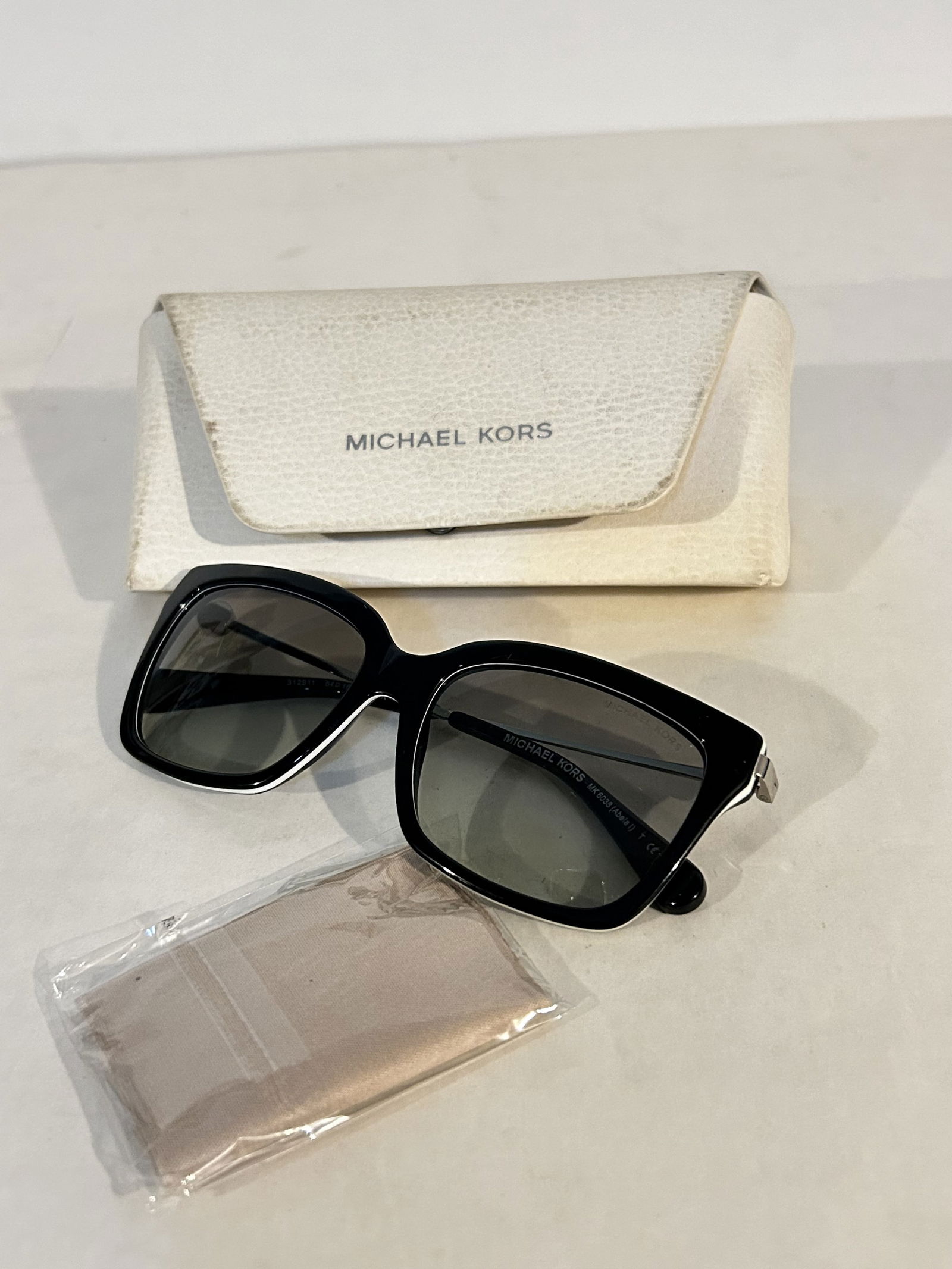 Michael Kors Sunglasses Women’s MK6038 With case (1 of 5)