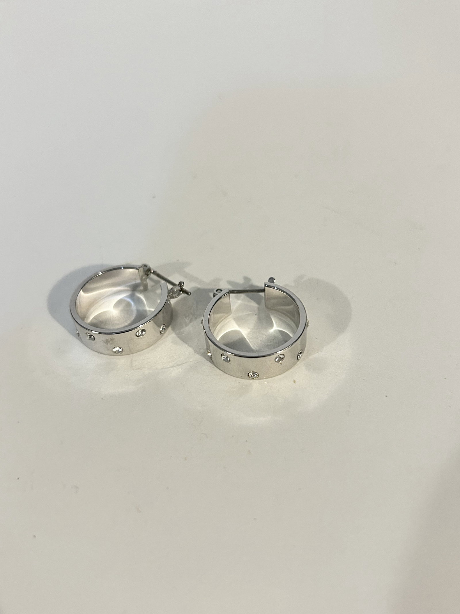 Vintage Swarovski Crystal Earrings: Vintage Swarovski Crystal Earrings Please view all photos as they are part of the description and condition of this Item, Feel free to contact me with questions or picture requests! Used Item AS IS