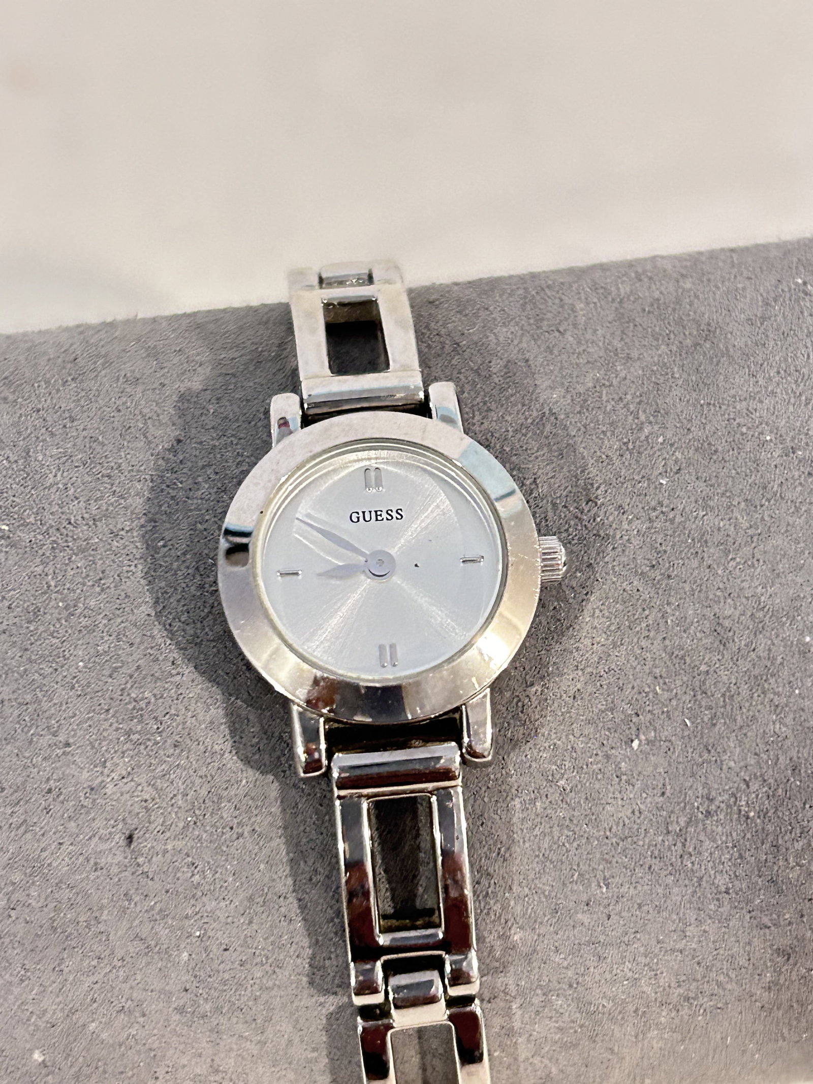 Vintage Guess Quartz working Watch G55099L: Vintage Guess Quartz working Watch G55099L Please view all photos as they are part of the description and condition of this Item, Feel free to contact me with questions or picture requests! Used Item