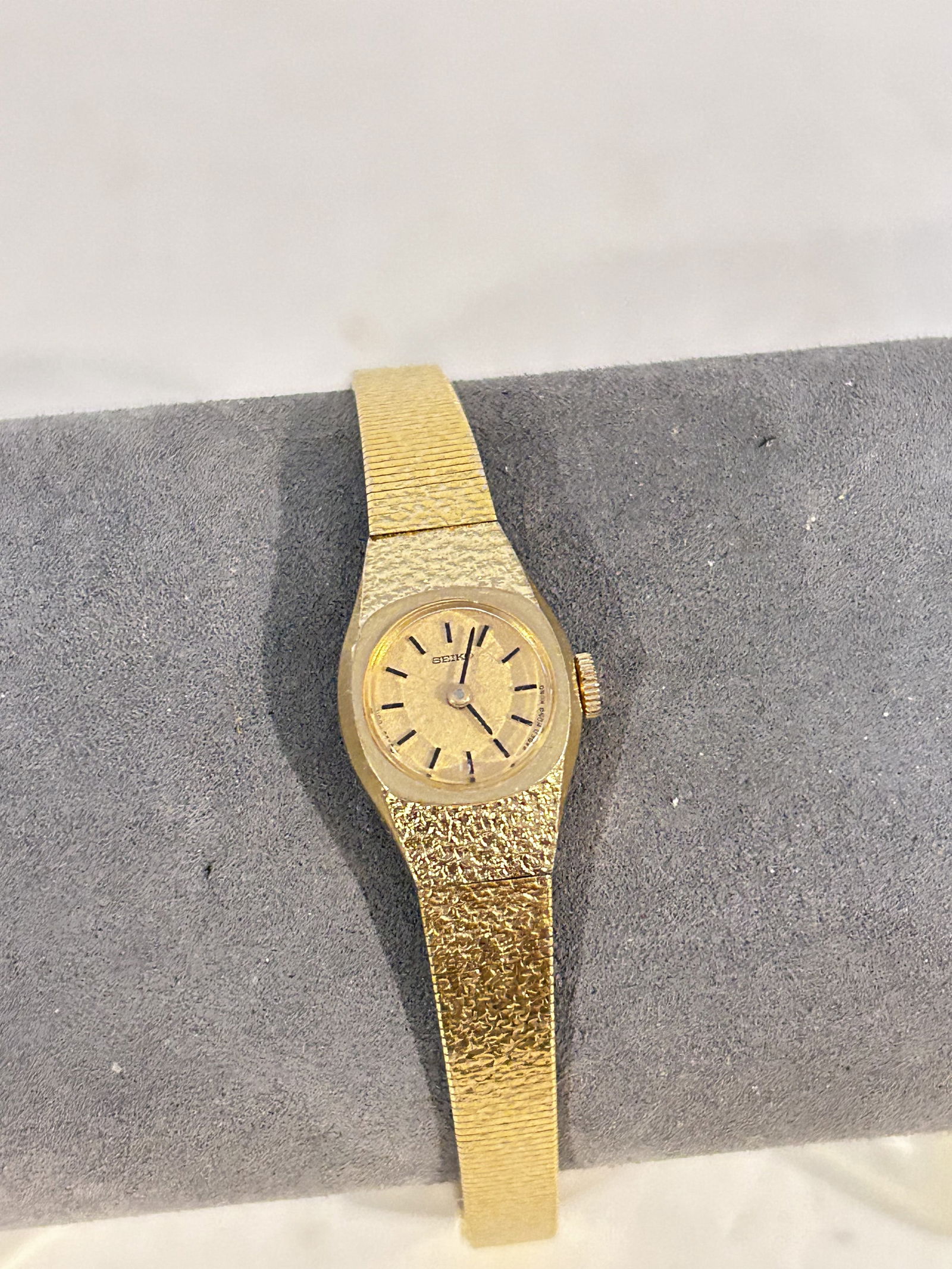 Vintage Seiko mech working womans Gold tone Watch 1100-1519: Vintage Seiko mech working womans Gold tone Watch 1100-1519 Please view all photos as they are part of the description and condition of this Item, Feel free to contact me with questions or picture req