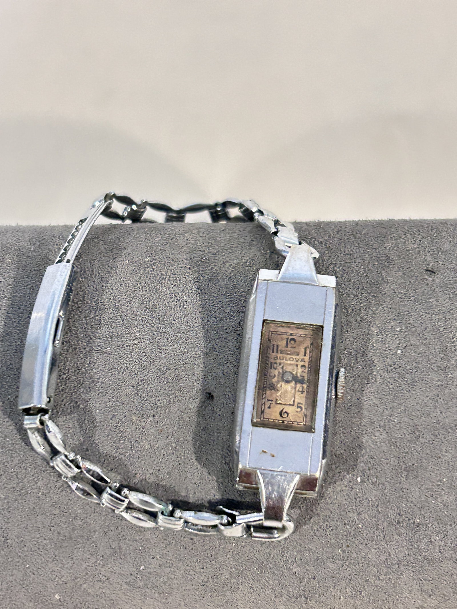 Vintage Bulova mech working Watch gold filled needs cleaning: Vintage Bulova mech working Watch gold filled needs cleaning Please view all photos as they are part of the description and condition of this Item, Feel free to contact me with questions or picture re