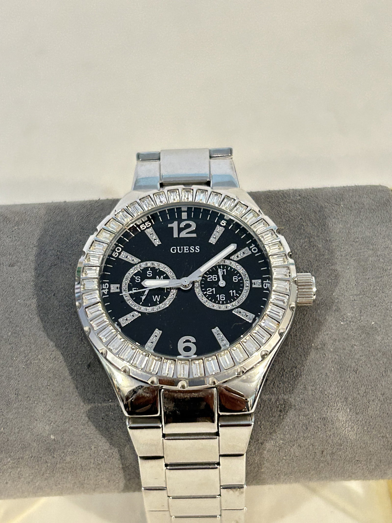 Vintage Guess Quartz working Watch G12578L: Vintage Guess Quartz working Watch G12578L Please view all photos as they are part of the description and condition of this Item, Feel free to contact me with questions or picture requests! Used Item