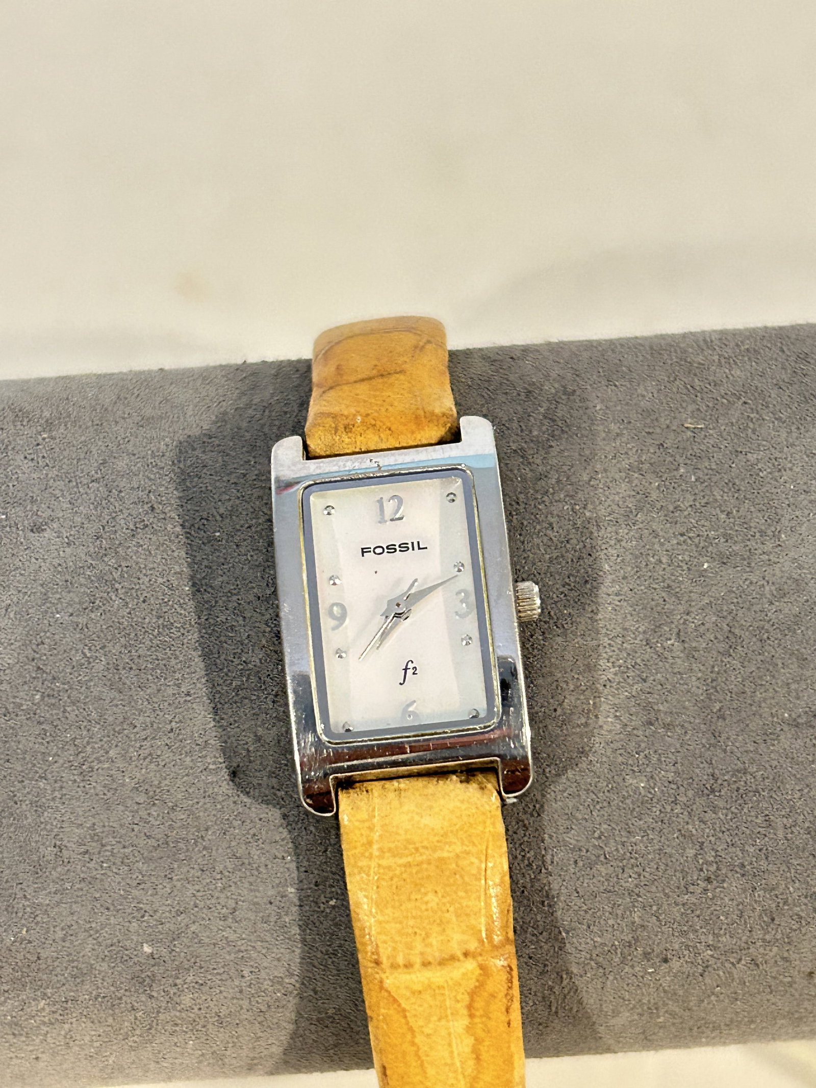 Vintage Fossil Quartz working Watch ES-9296: Vintage Fossil Quartz working Watch ES-9296 Please view all photos as they are part of the description and condition of this Item, Feel free to contact me with questions or picture requests! Used Item