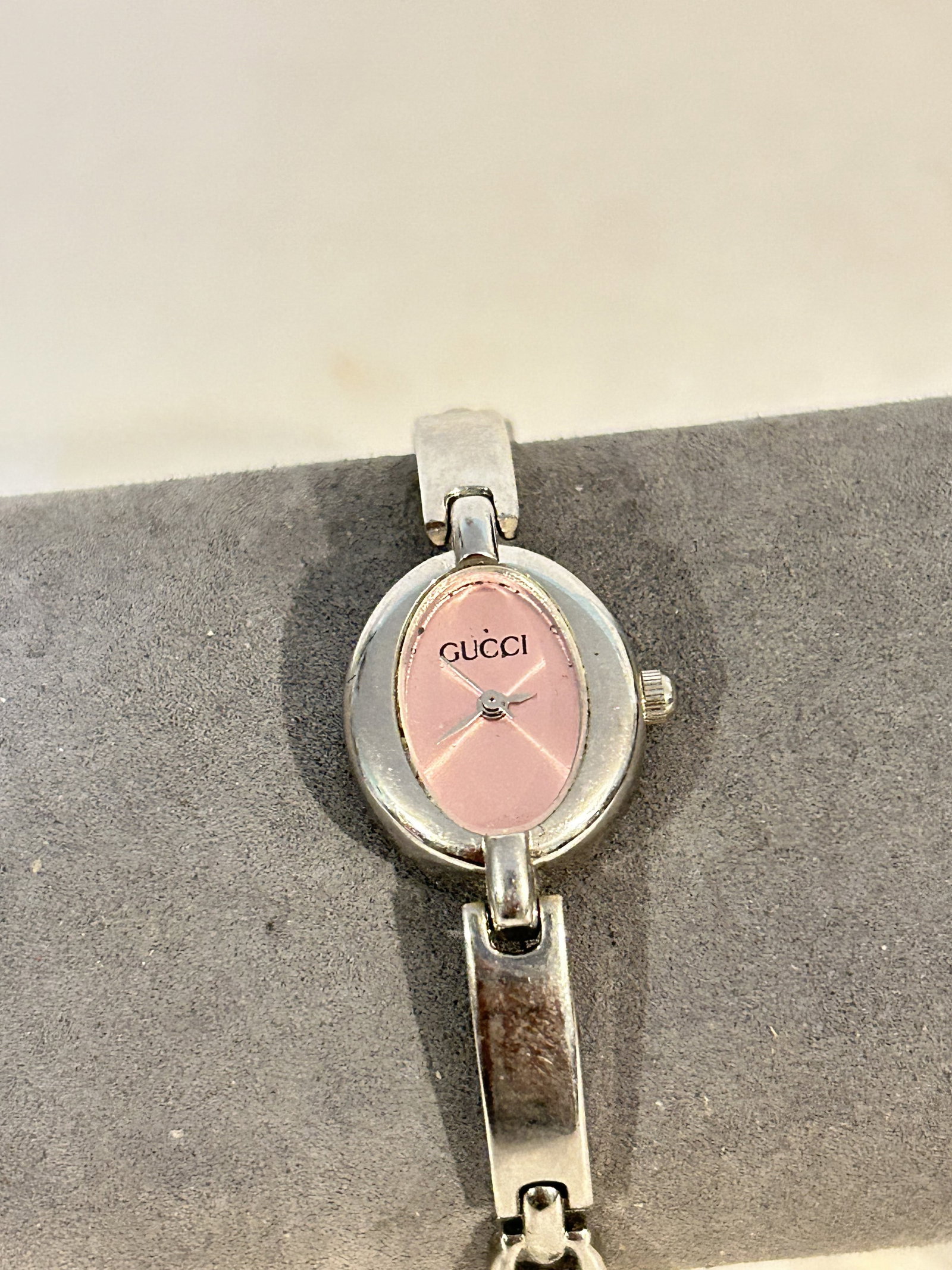 VIntage Gucci Quartz working Watch: VIntage Gucci Quartz working Watch Please view all photos as they are part of the description and condition of this Item, Feel free to contact me with questions or picture requests! Used Item AS IS