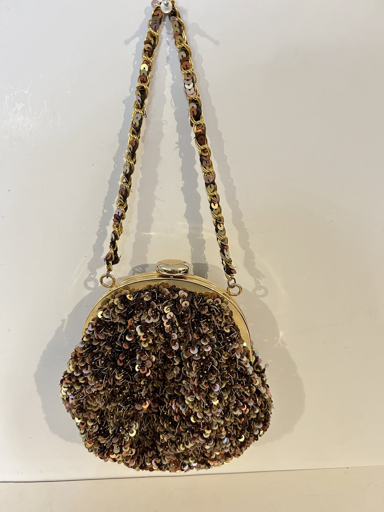 Vintage ladies Purse: Vintage ladies Purse Please view all photos as they are part of the description and condition of this Item, Feel free to contact me with questions or picture requests! Used Item AS IS