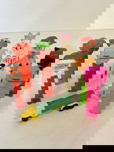 Vintage lot of 11 Pez Toys: Vintage lot of 11 Pez Toys Please view all photos as they are part of the description and condition of this Item, Feel free to contact me with questions or picture requests! Used Item AS IS