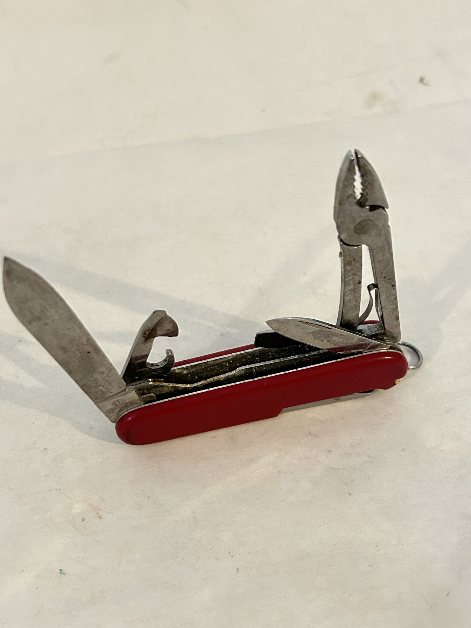 Vintage Victorinox Knife: Vintage Victorinox Knife Please view all photos as they are part of the description and condition of this Item, Feel free to contact me with questions or picture requests! Used Item AS IS