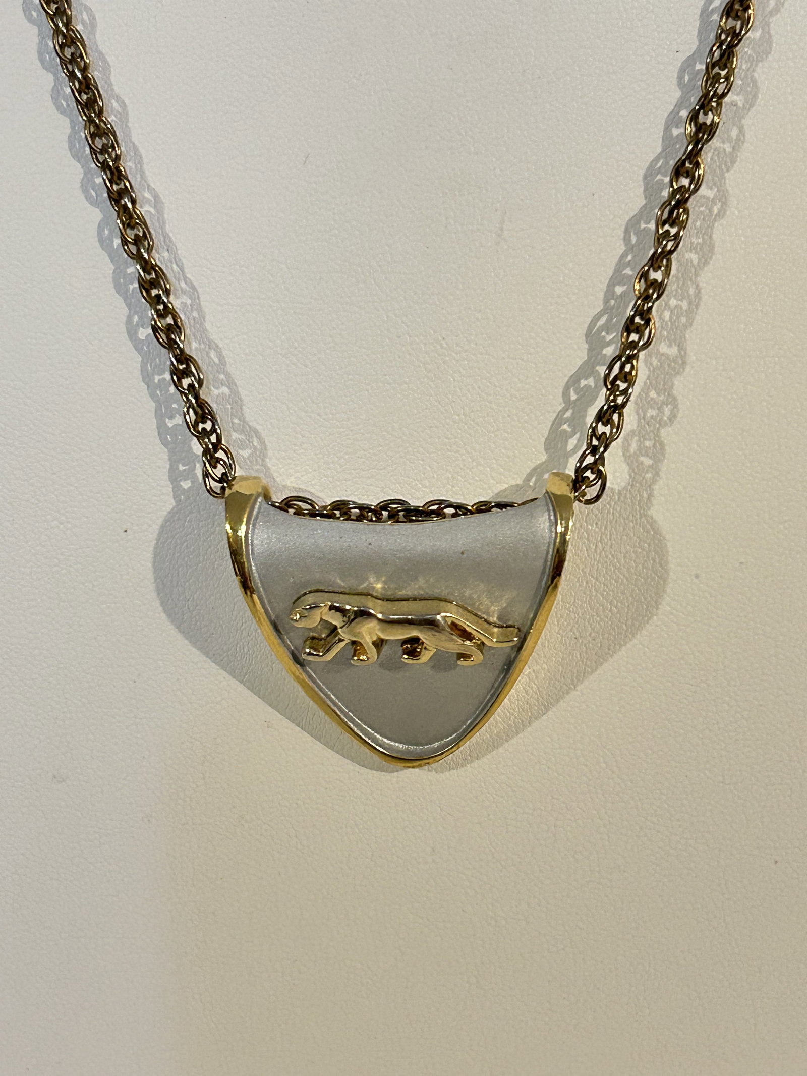 Vintage Cat pendant Necklace 23": Vintage Cat pendant Necklace 23" Please view all photos as they are part of the description and condition of this Item, Feel free to contact me with questions or picture requests! Used Item AS IS