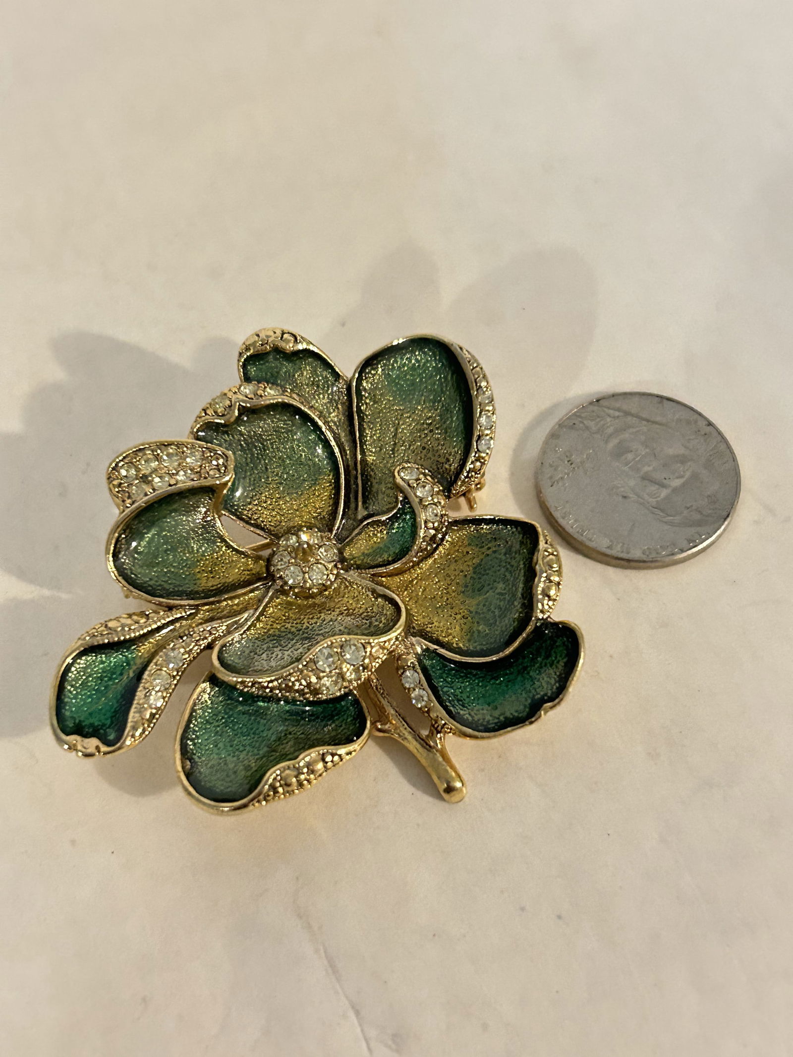 Vintage Monet Gold Tone green Enamel Pearl Brooch Pin Signed: Vintage Monet Gold Tone green Enamel Pearl Brooch Pin Signed Please view all photos as they are part of the description and condition of this Item, Feel free to contact me with questions or picture re