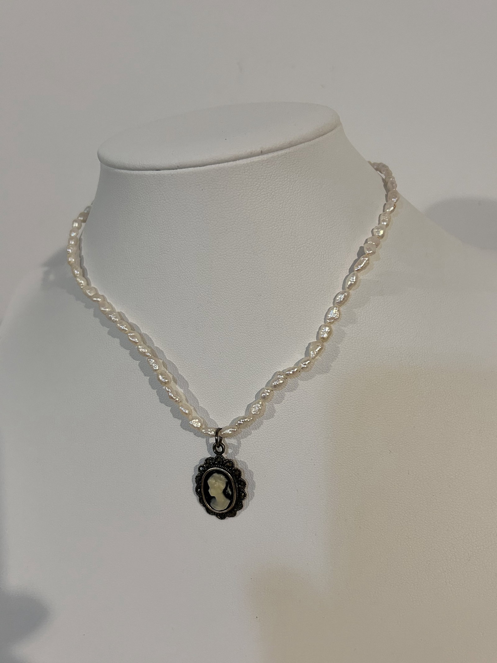 Vintage Sterling Silver pearl cameo pendant Necklace 14": Vintage Sterling Silver pearl cameo pendant Necklace 14" Please view all photos as they are part of the description and condition of this Item, Feel free to contact me with questions or picture reques