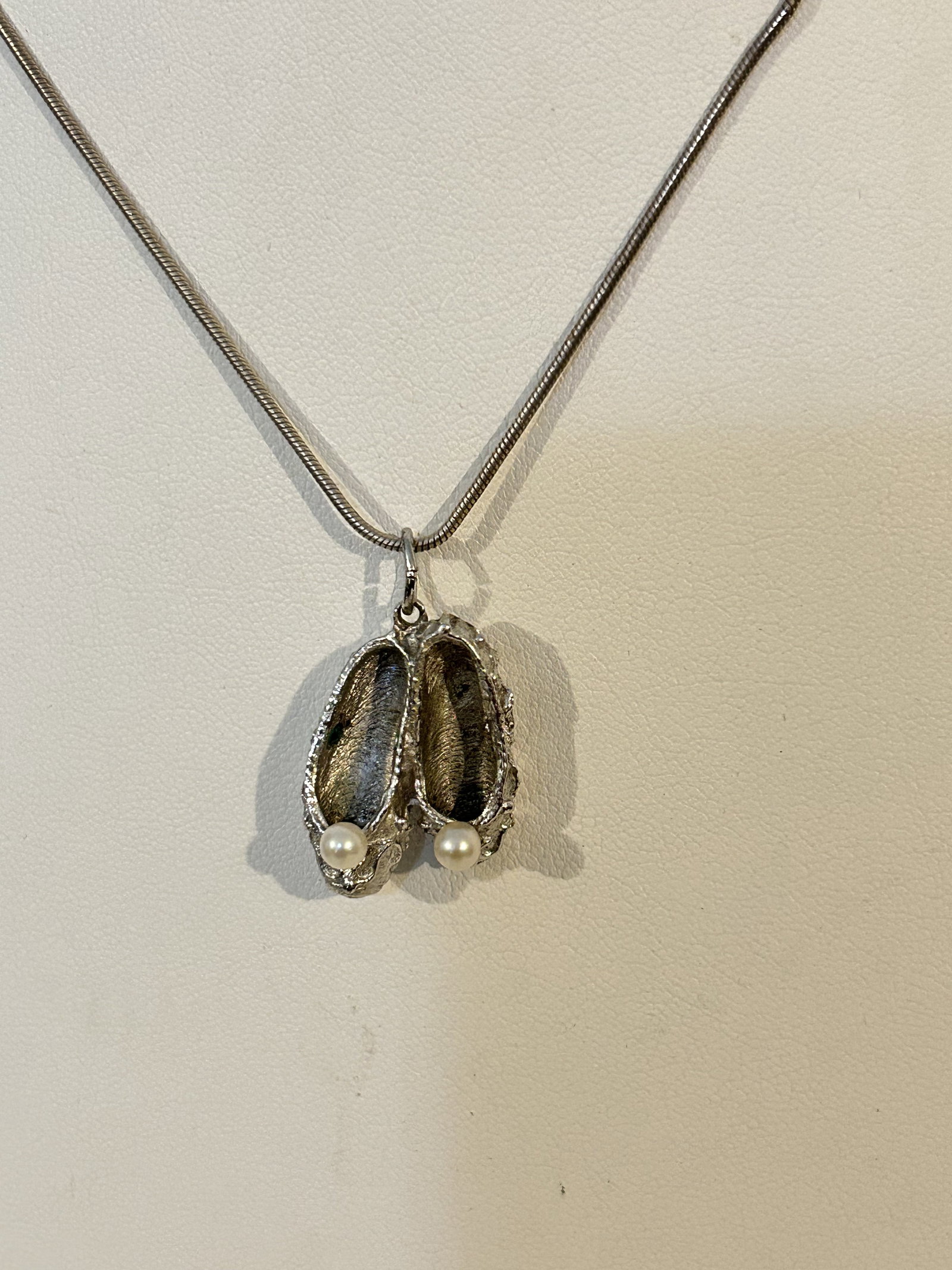 Vintage Sterling Silver shoe pendant Necklace 15": Vintage Sterling Silver shoe pendant Necklace 15" Please view all photos as they are part of the description and condition of this Item, Feel free to contact me with questions or picture requests! Use