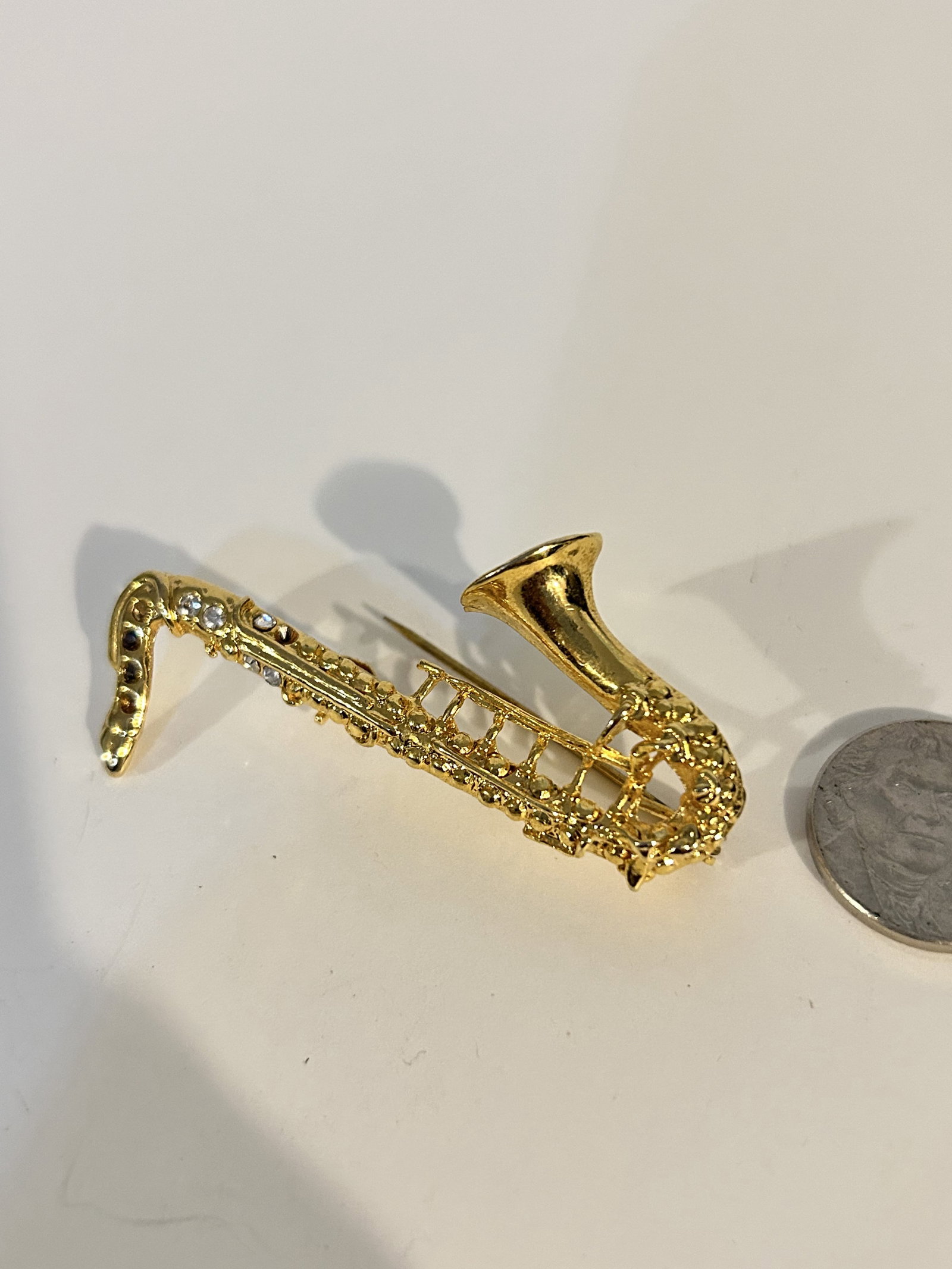 Vintage instrument Brooch: Vintage instrument Brooch Please view all photos as they are part of the description and condition of this Item, Feel free to contact me with questions or picture requests! Used Item AS IS