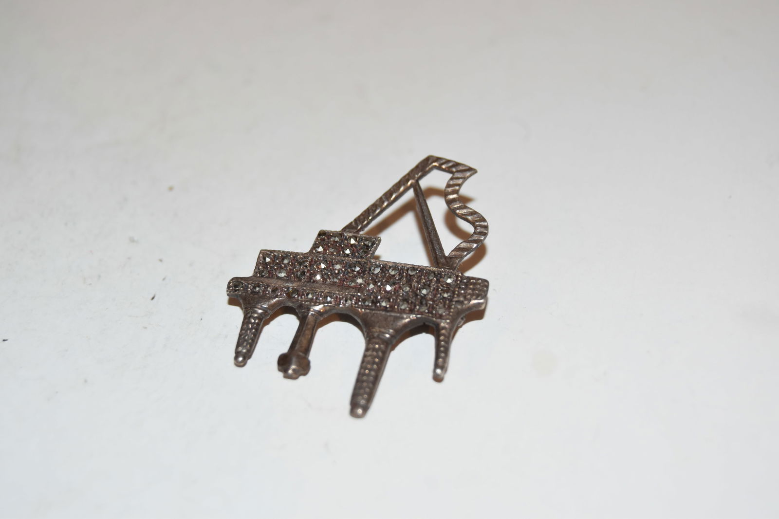Vintage Sterling Silver piano marcasite brooch missing 1 stone: Vintage Sterling Silver piano marcasite brooch missing 1 stone Please view all photos as they are part of the description and condition of this Item, Feel free to contact me with questions or picture