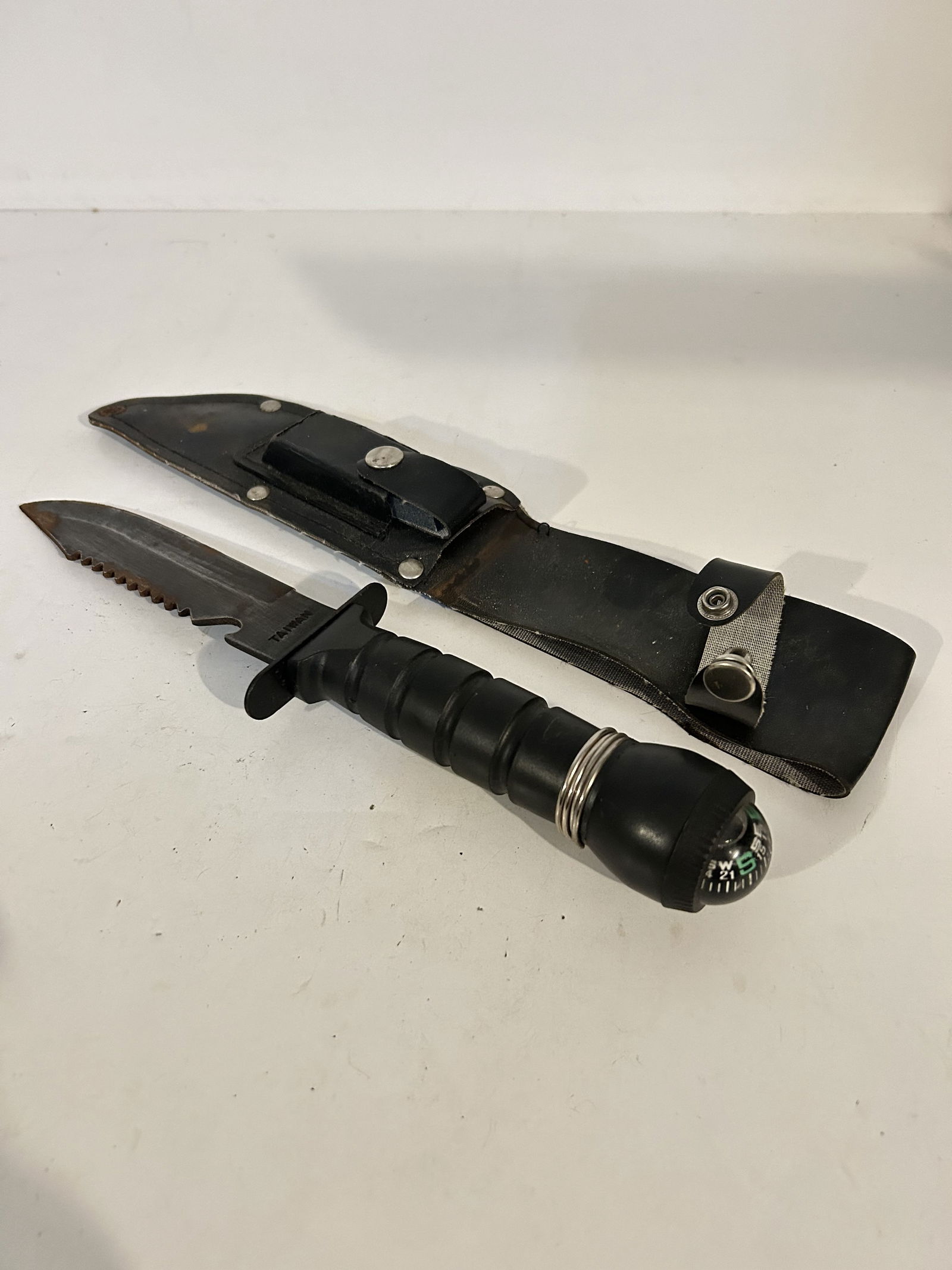 Vintage Taiwan 420 Survival Hunting Stainless Knife with Sheath and Compass some rust (1 of 5)