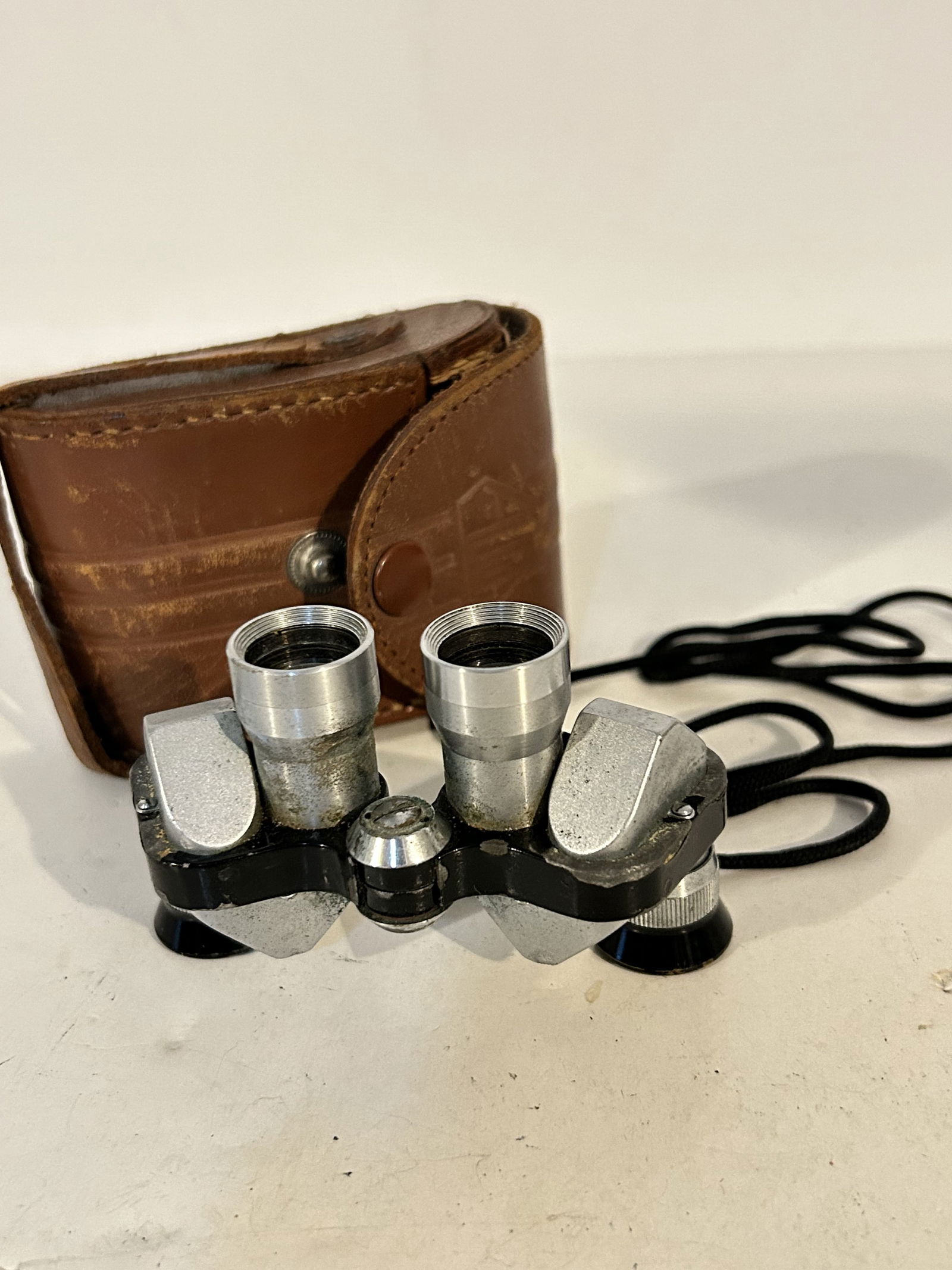 Vintage AOG Tower 6 x 15 Opera Glasses Binoculars in Case need cleaning (1 of 6)