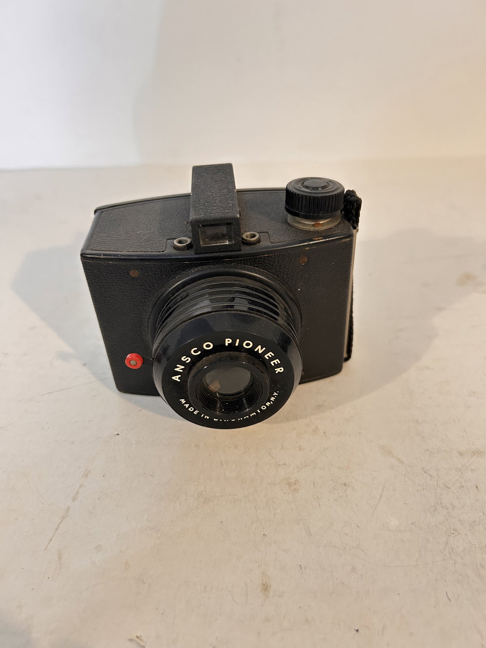 Vintage Camera Ansco Pioneer: Vintage Camera Ansco Pioneer Please view all photos as they are part of the description and condition of this Item, Feel free to contact me with questions or picture requests! Used Item AS IS