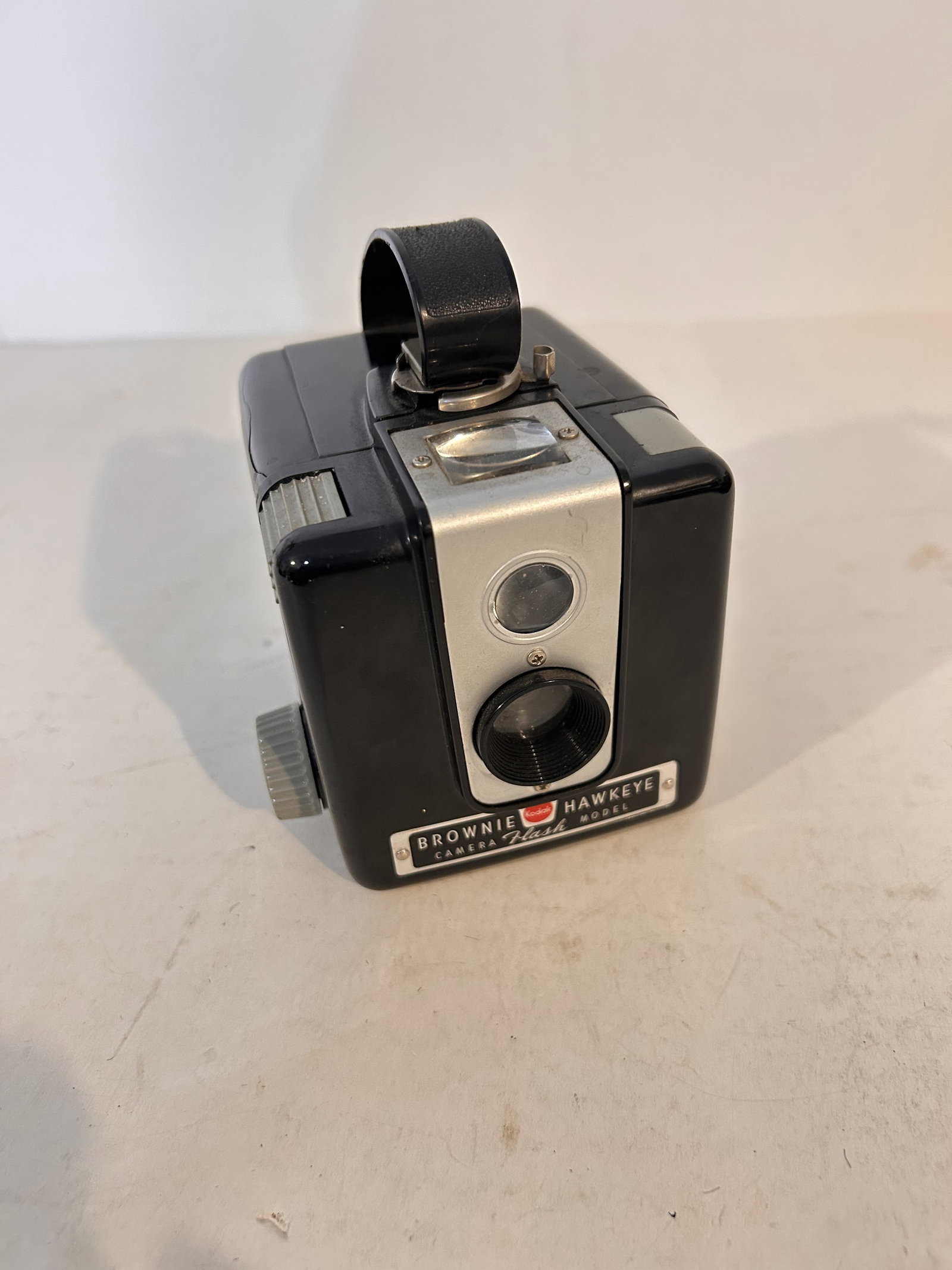 Vintage Camera Brownie Hawkeye: Vintage Camera Brownie Hawkeye Please view all photos as they are part of the description and condition of this Item, Feel free to contact me with questions or picture requests! Used Item AS IS