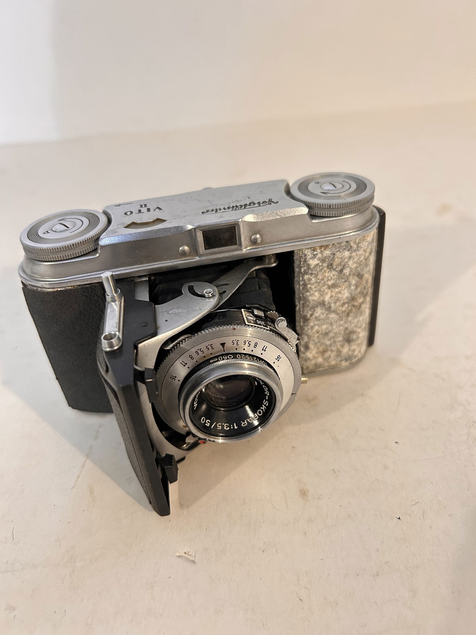 Voigtlander Vito II - Color Skopar 3.5/50mm lens - fully working needs new leather.: Voigtlander Vito II - Color Skopar 3.5/50mm lens - fully working needs new leather. Please view all photos as they are part of the description and condition of this Item, Feel free to contact me with