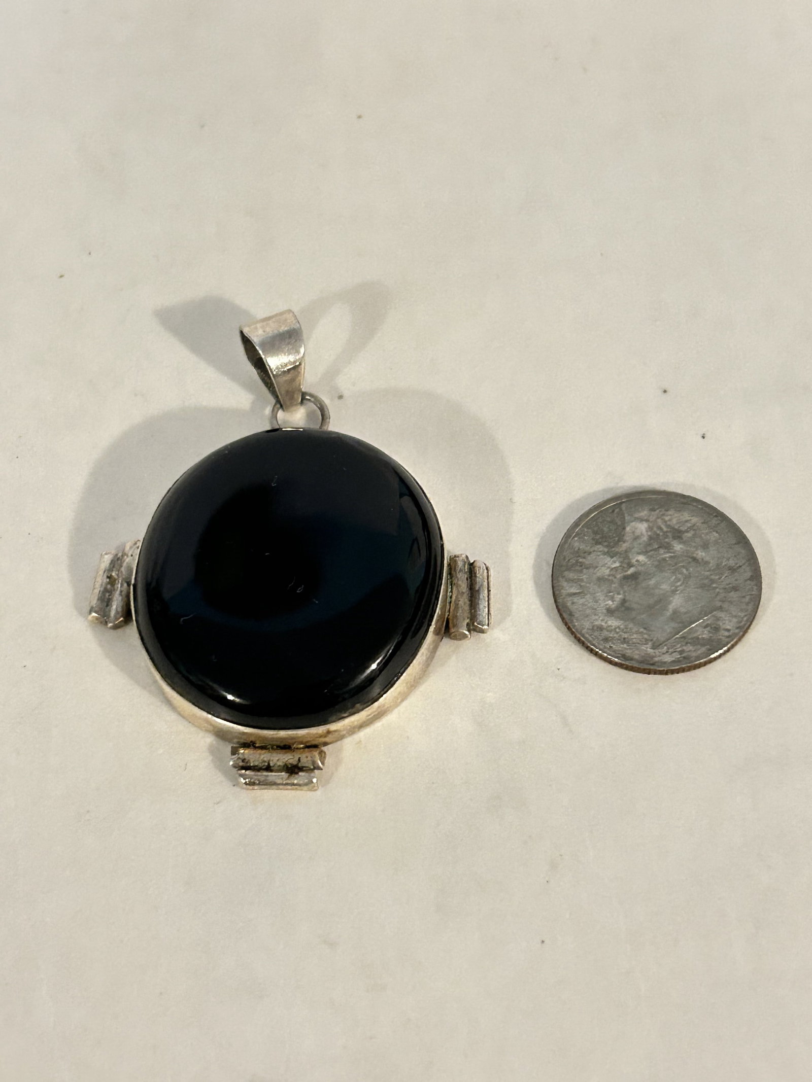 Vintage Sterling Silver onyx Pendant: Vintage Sterling Silver onyx Pendant Please view all photos as they are part of the description and condition of this Item, Feel free to contact me with questions or picture requests! Used Item AS IS