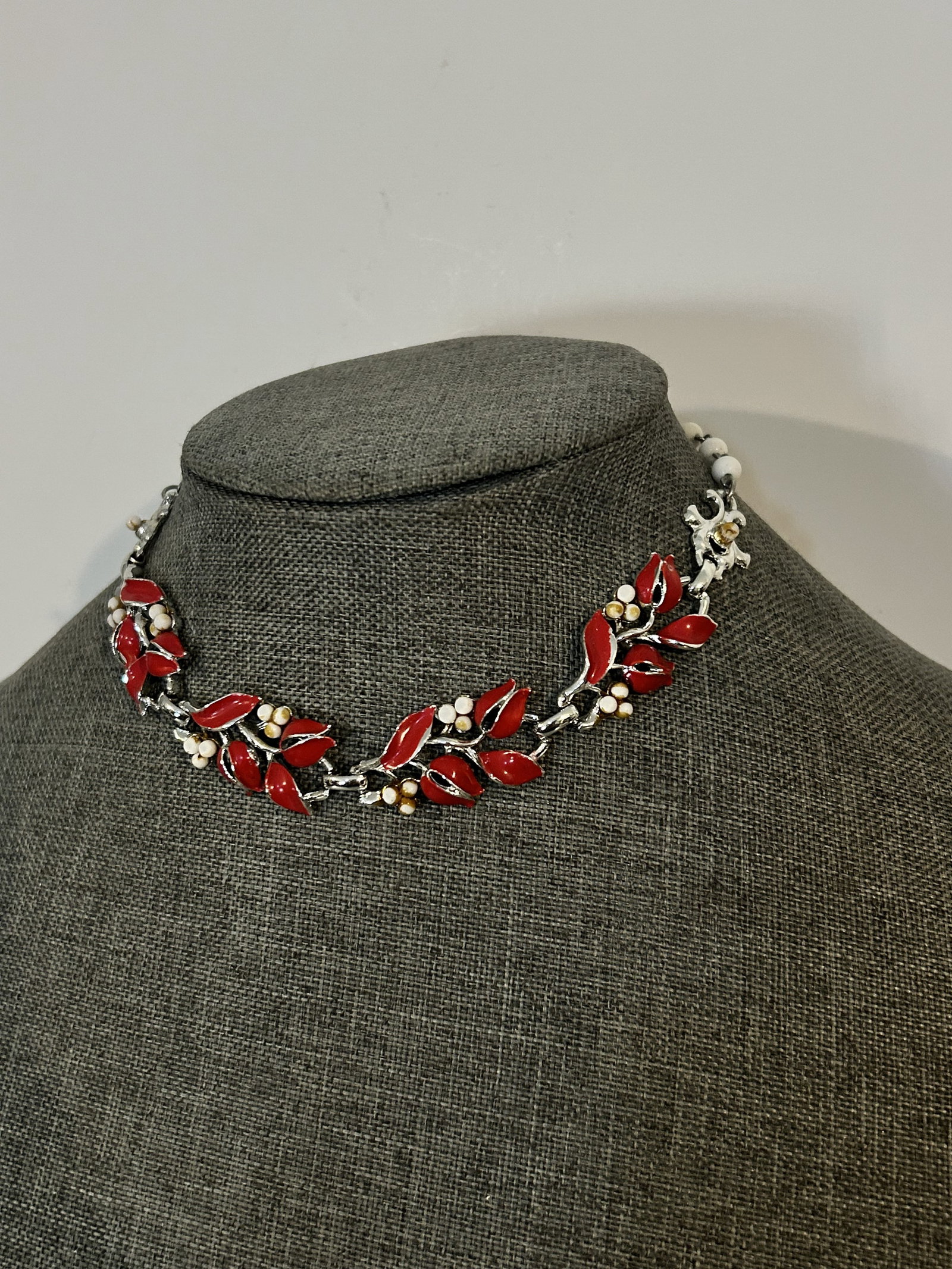 Vintage Beaded red enamel flower choker Necklace: Vintage Beaded red enamel flower choker Necklace Please view all photos as they are part of the description and condition of this Item, Feel free to contact me with questions or picture requests! Used