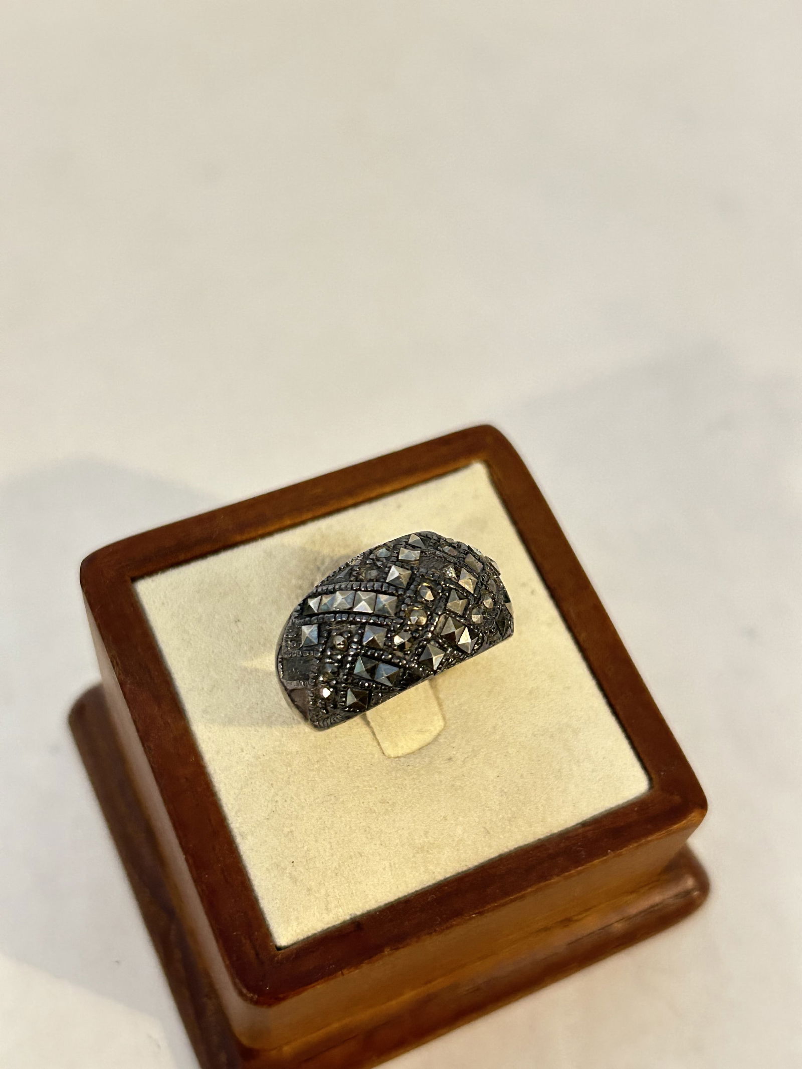 Vintage sterling silver marcasite Ring sz 8 missing some stones (1 of 4)