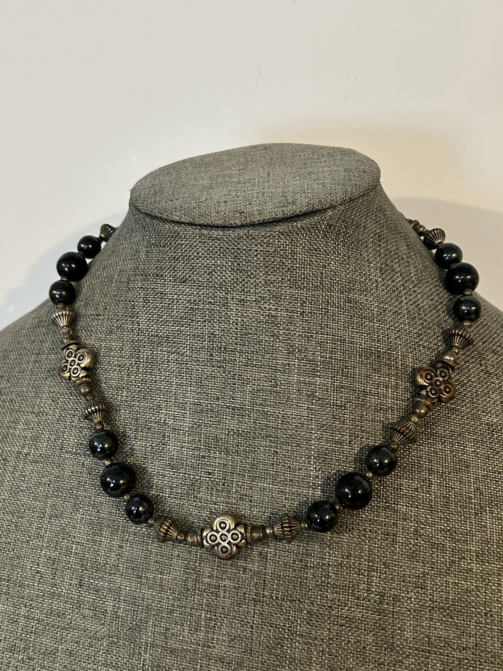 Vintage 1920s Beaded onyx Necklace: Vintage 1920s Beaded onyx Necklace Please view all photos as they are part of the description and condition of this Item, Feel free to contact me with questions or picture requests! Used Item AS IS