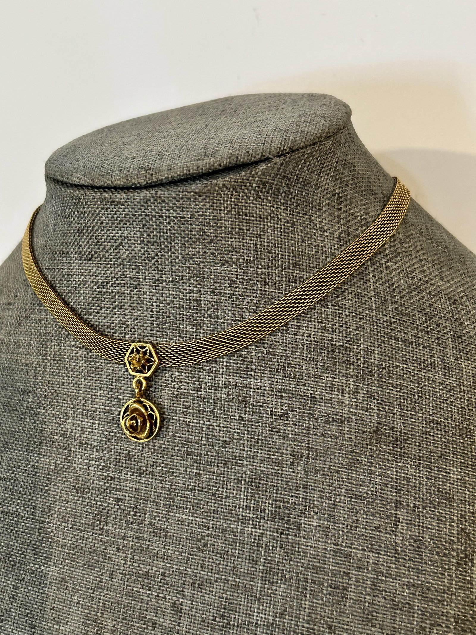 Vintage 1930s brass choker mesh Necklace missing stone: Vintage 1930s brass choker mesh Necklace missing stone Please view all photos as they are part of the description and condition of this Item, Feel free to contact me with questions or picture requests