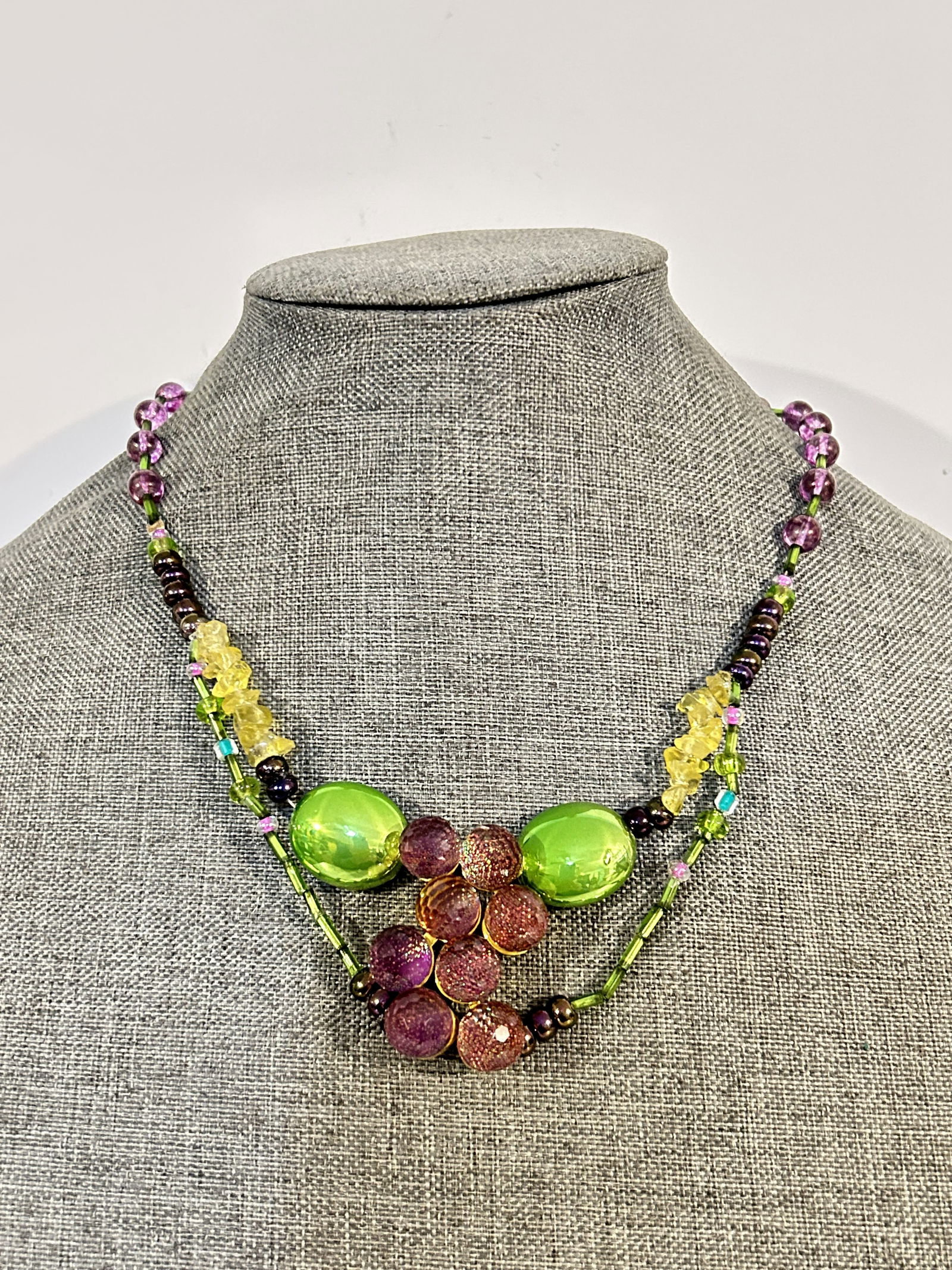 Vintage statement beaded green pendant necklace (1 of 5)