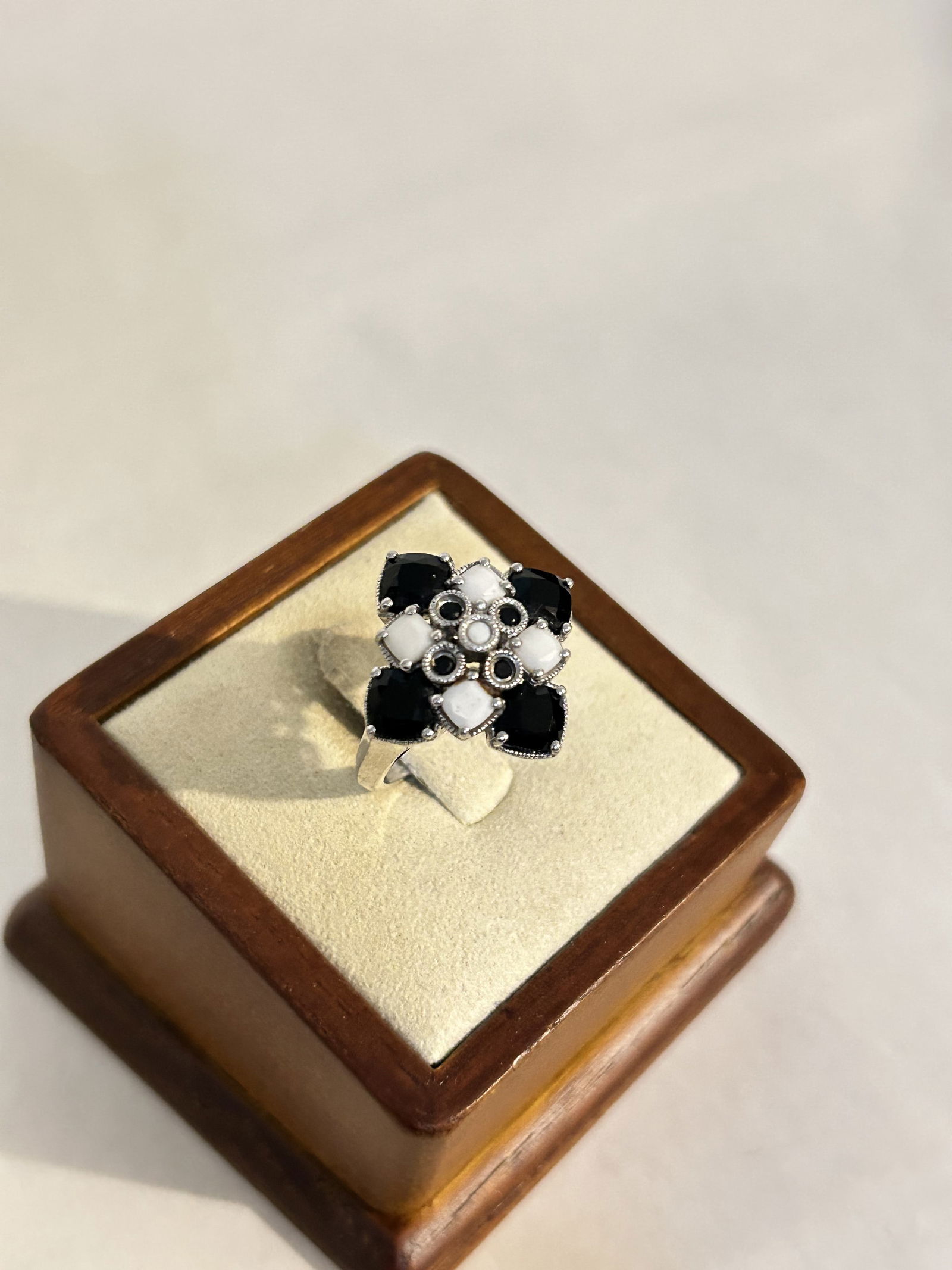 Vintage Sterling Silver black & white stone Ring sz 7 (1 of 5)